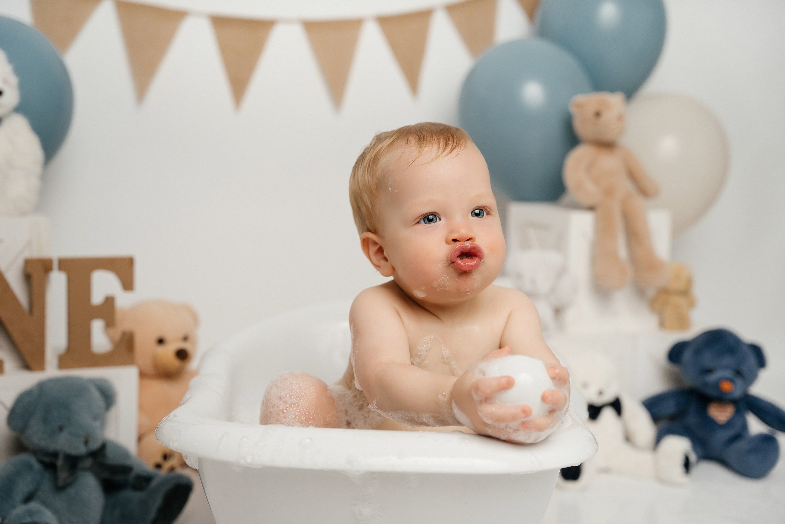 First birthday cake smash session. Newborn and family photographer. Hills District. Sydney