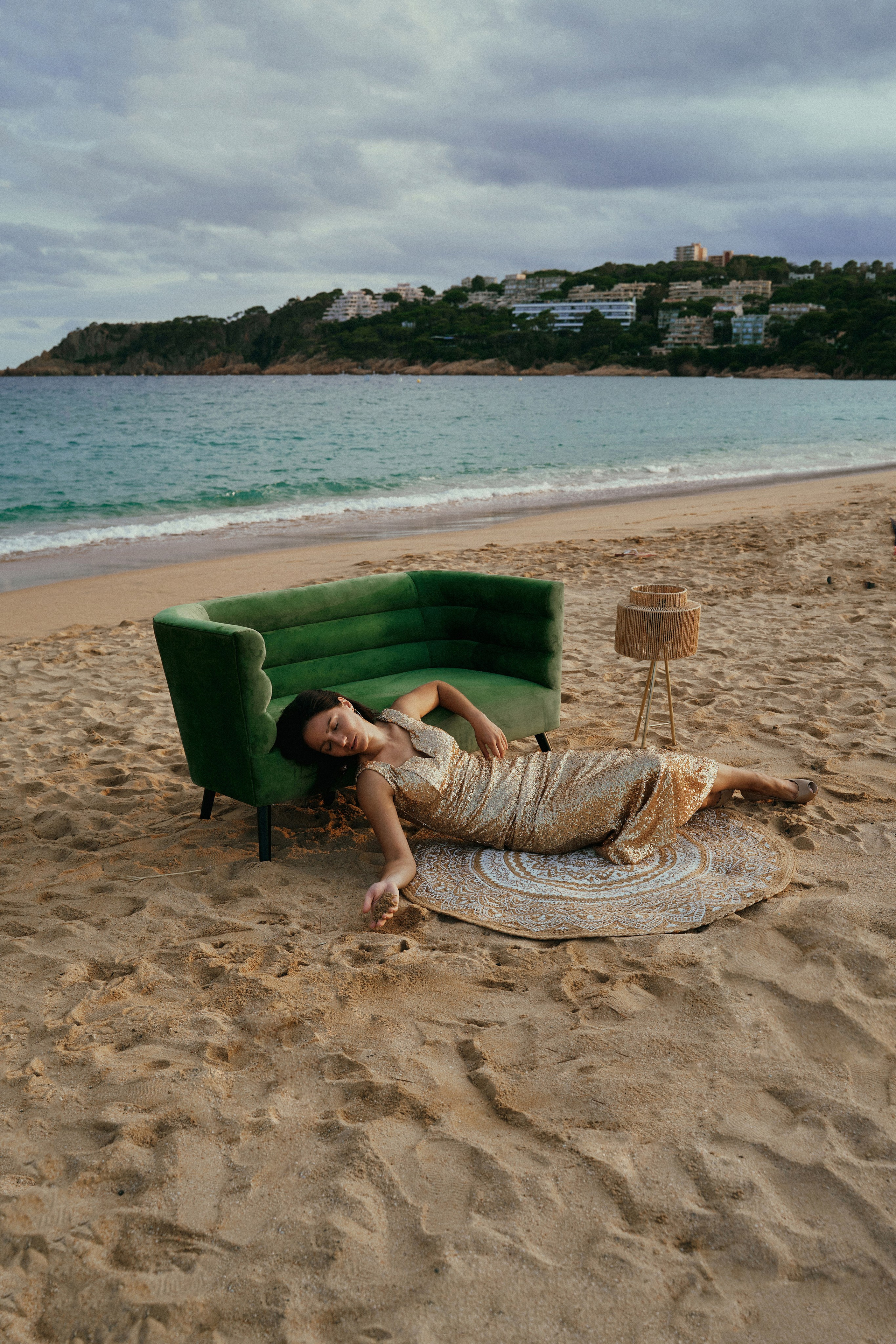 Майя. Диван на пляже. Фотограф в Барселоне Жанна Захарченко