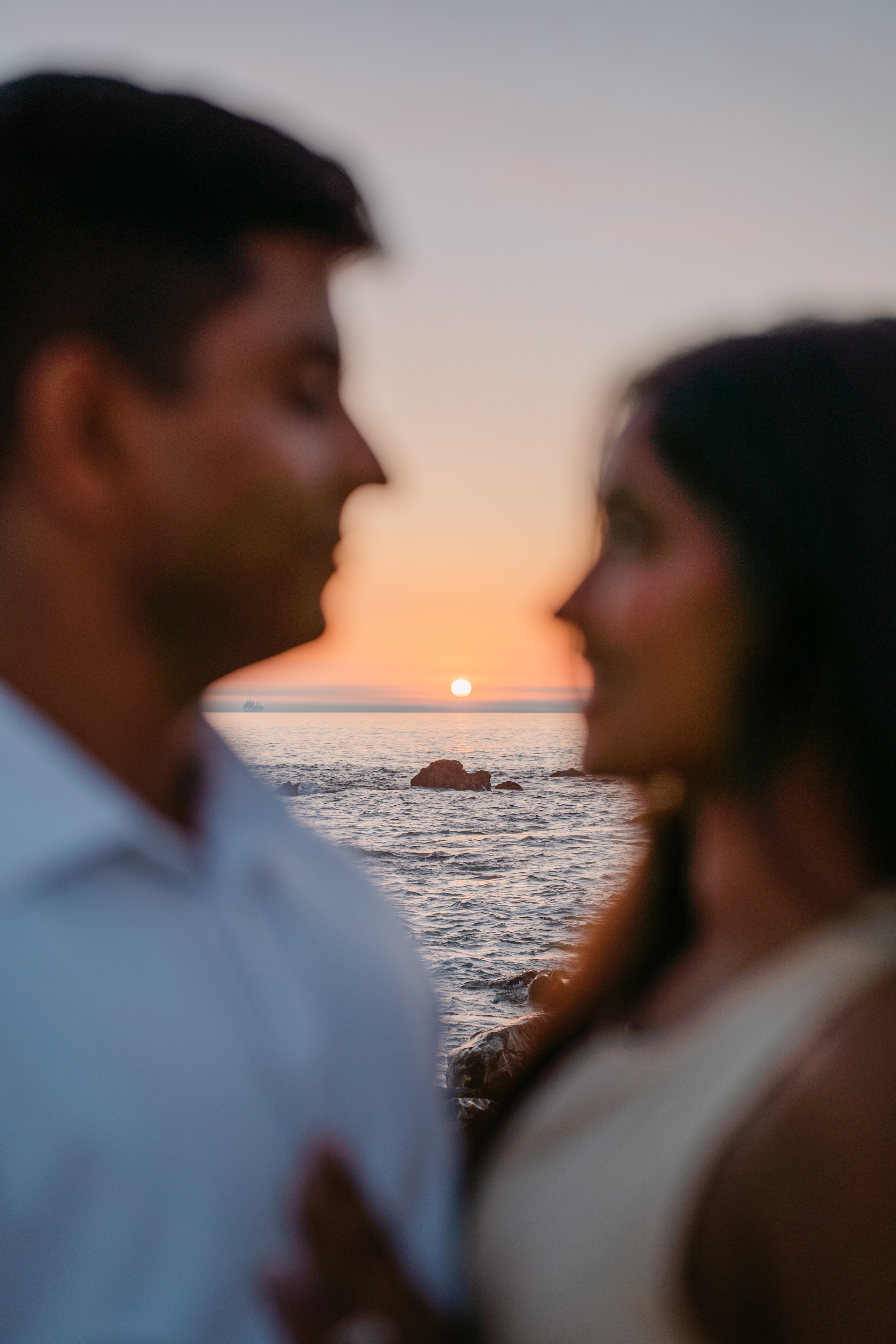 Wedding proposal at Praia do Molhe. Fotógrafo de casamentos e destination wedding no Porto, Portugal — Davi Valente | Lisboa, Douro, Roma e Lago de Como