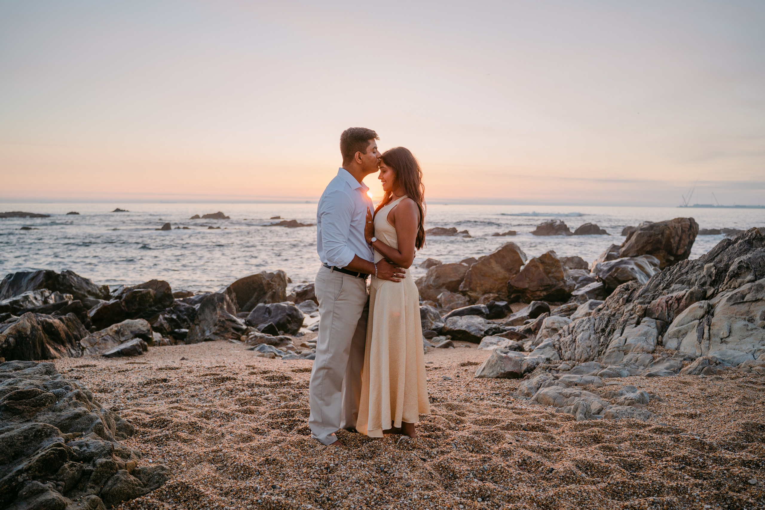 Wedding proposal at Praia do Molhe. Fotógrafo de casamentos e destination wedding no Porto, Portugal — Davi Valente | Lisboa, Douro, Roma e Lago de Como