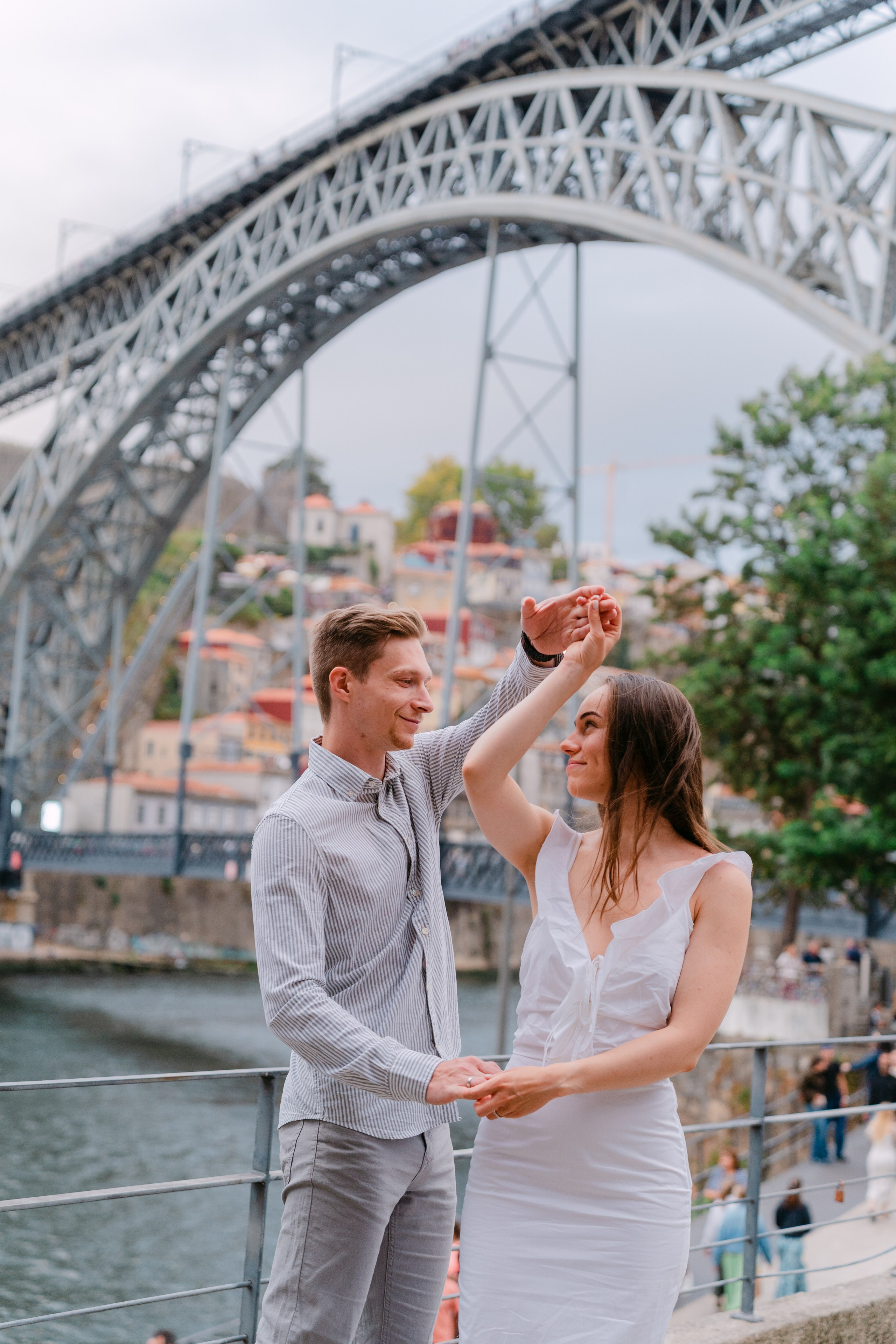 Couple photoshoot in Porto. Fotógrafo de casamentos e destination wedding no Porto, Portugal — Davi Valente | Lisboa, Douro, Roma e Lago de Como