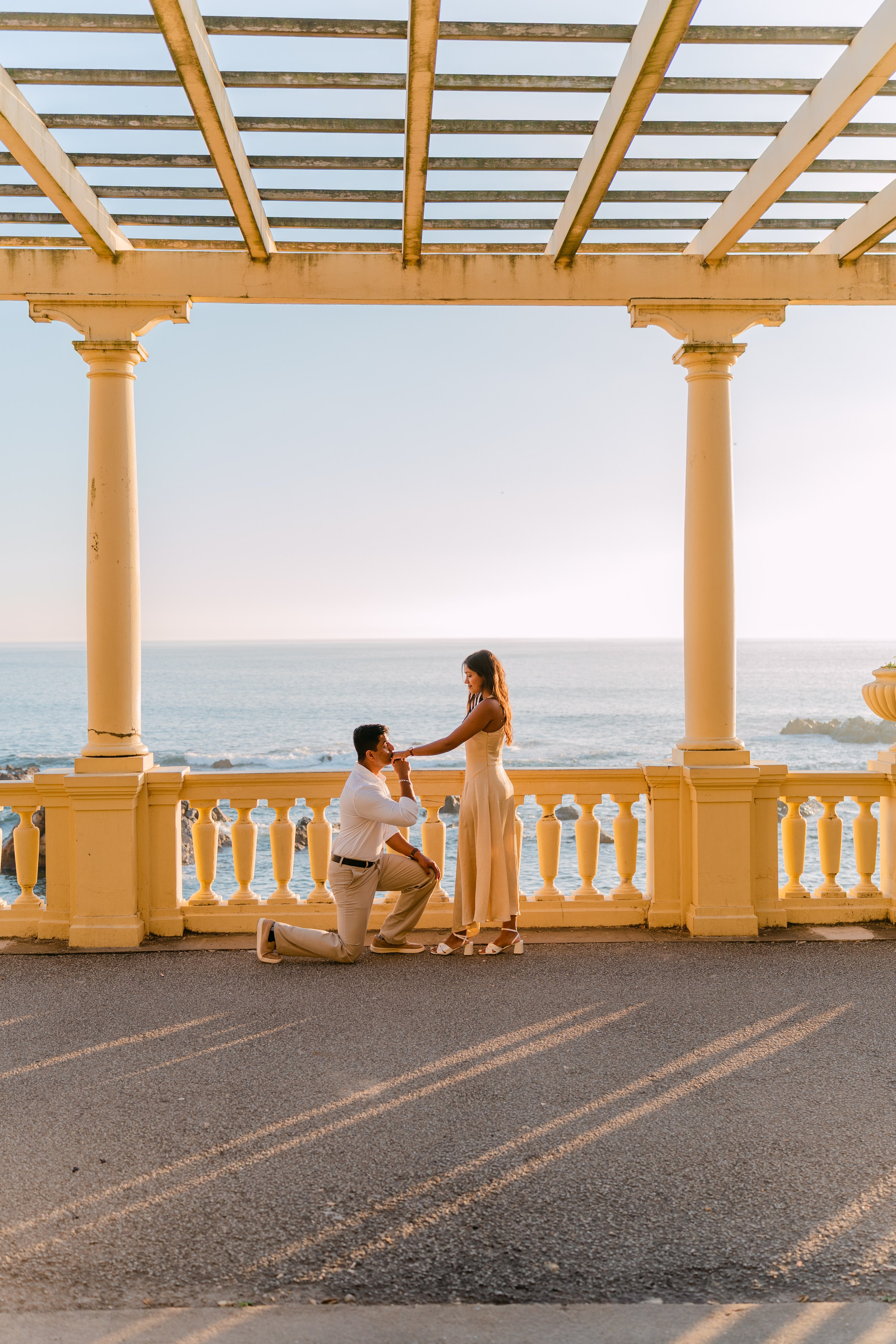Wedding proposal at Praia do Molhe. Fotógrafo de casamentos e destination wedding no Porto, Portugal — Davi Valente | Lisboa, Douro, Roma e Lago de Como