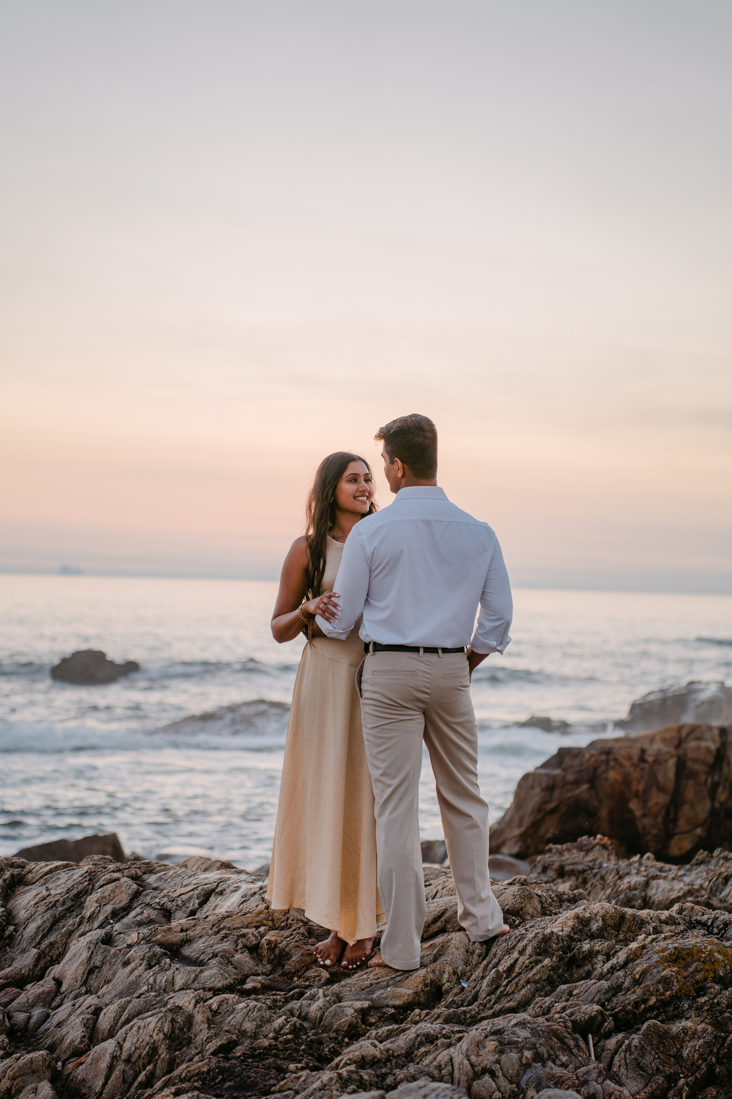Wedding proposal at Praia do Molhe. Fotógrafo de casamentos e destination wedding no Porto, Portugal — Davi Valente | Lisboa, Douro, Roma e Lago de Como