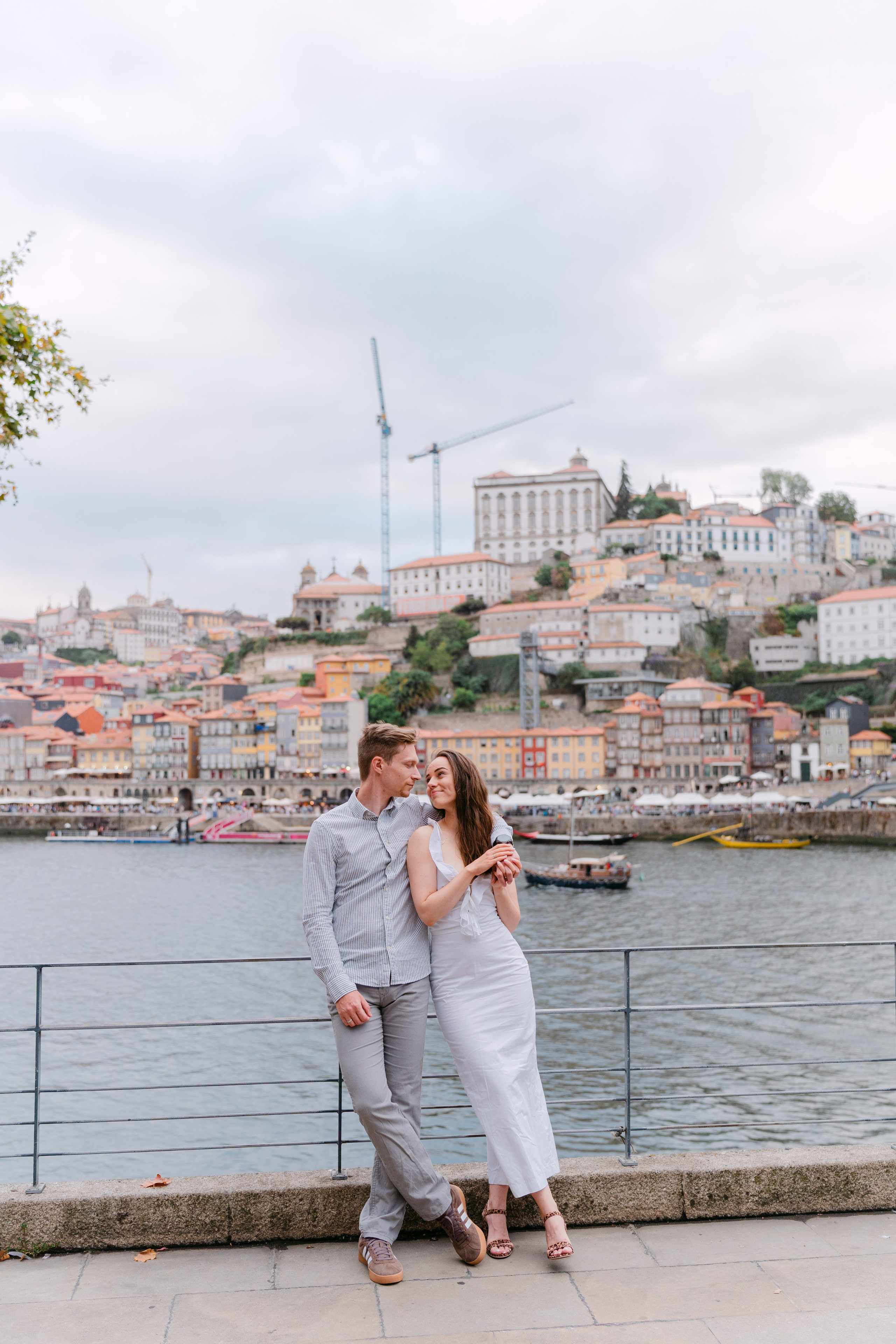 Couple photoshoot in Porto. Fotógrafo de casamentos e destination wedding no Porto, Portugal — Davi Valente | Lisboa, Douro, Roma e Lago de Como