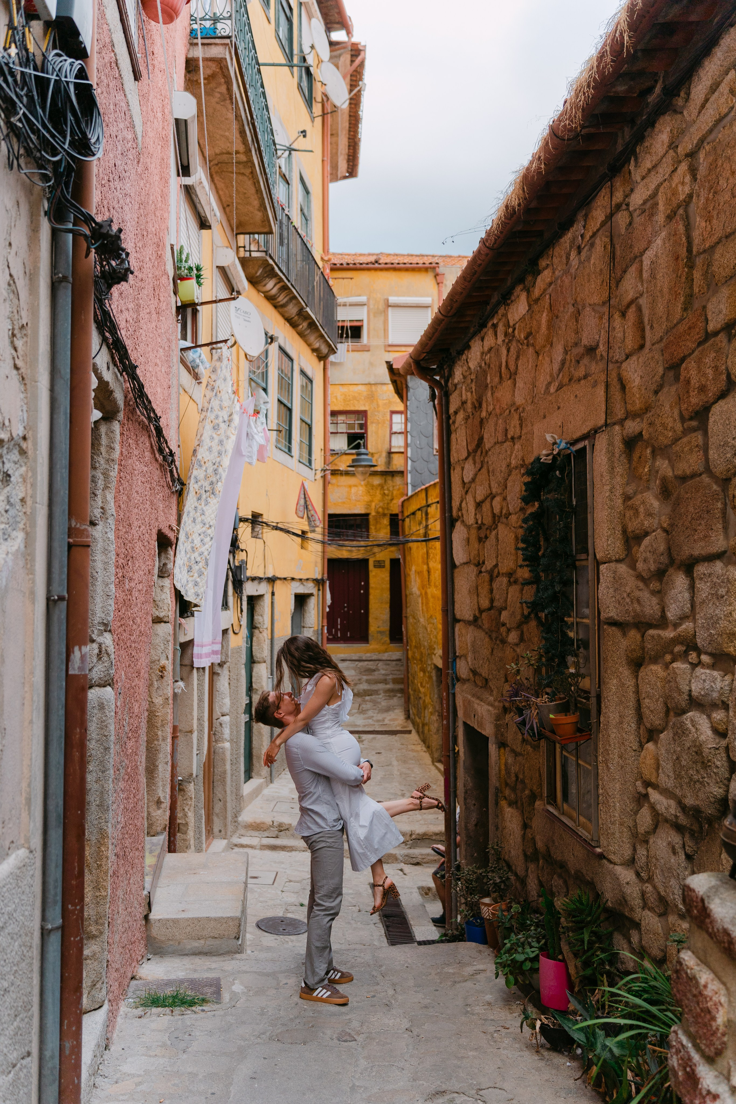 Couple photoshoot in Porto. Fotógrafo de casamentos e destination wedding no Porto, Portugal — Davi Valente | Lisboa, Douro, Roma e Lago de Como