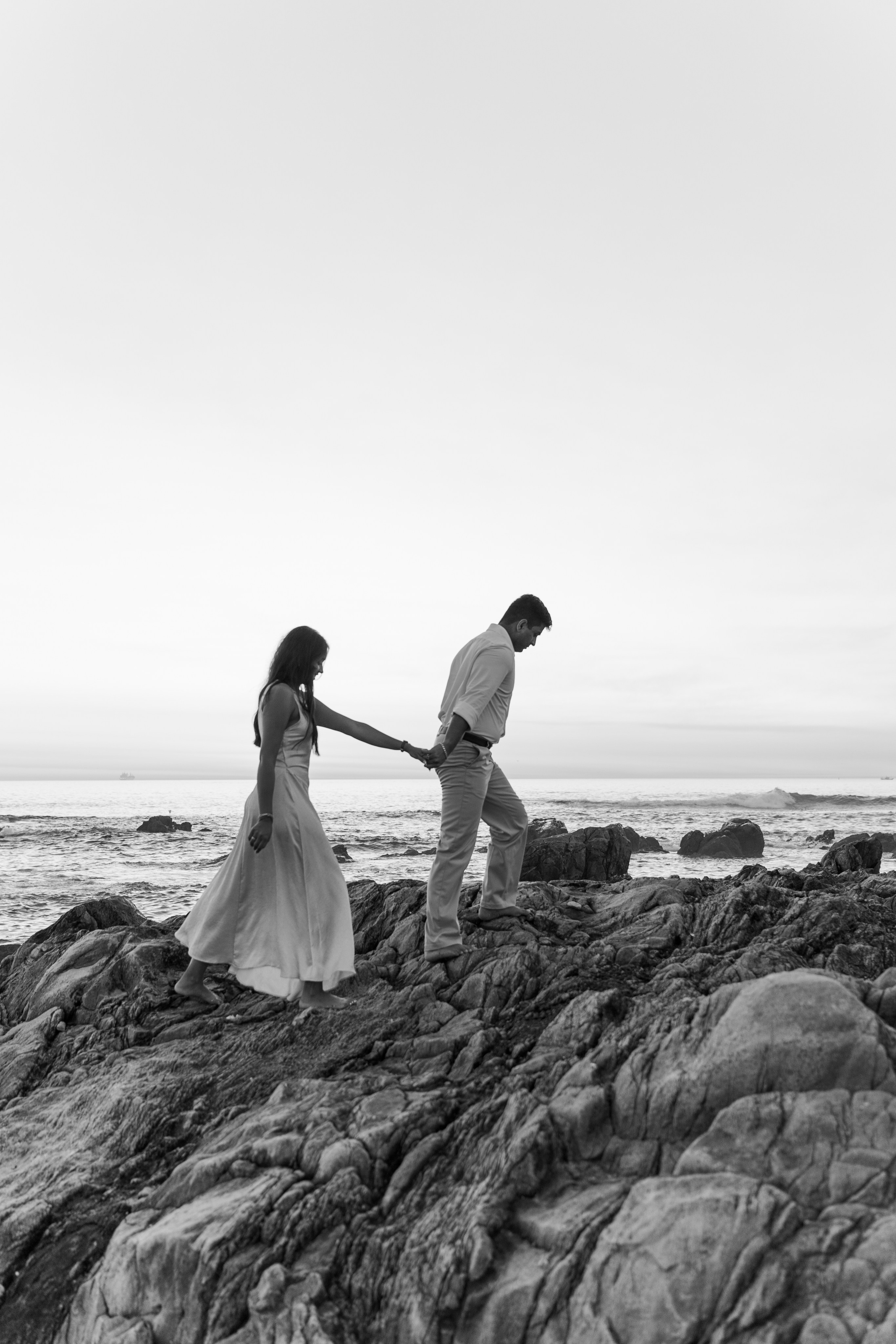 Wedding proposal at Praia do Molhe. Fotógrafo de casamentos e destination wedding no Porto, Portugal — Davi Valente | Lisboa, Douro, Roma e Lago de Como