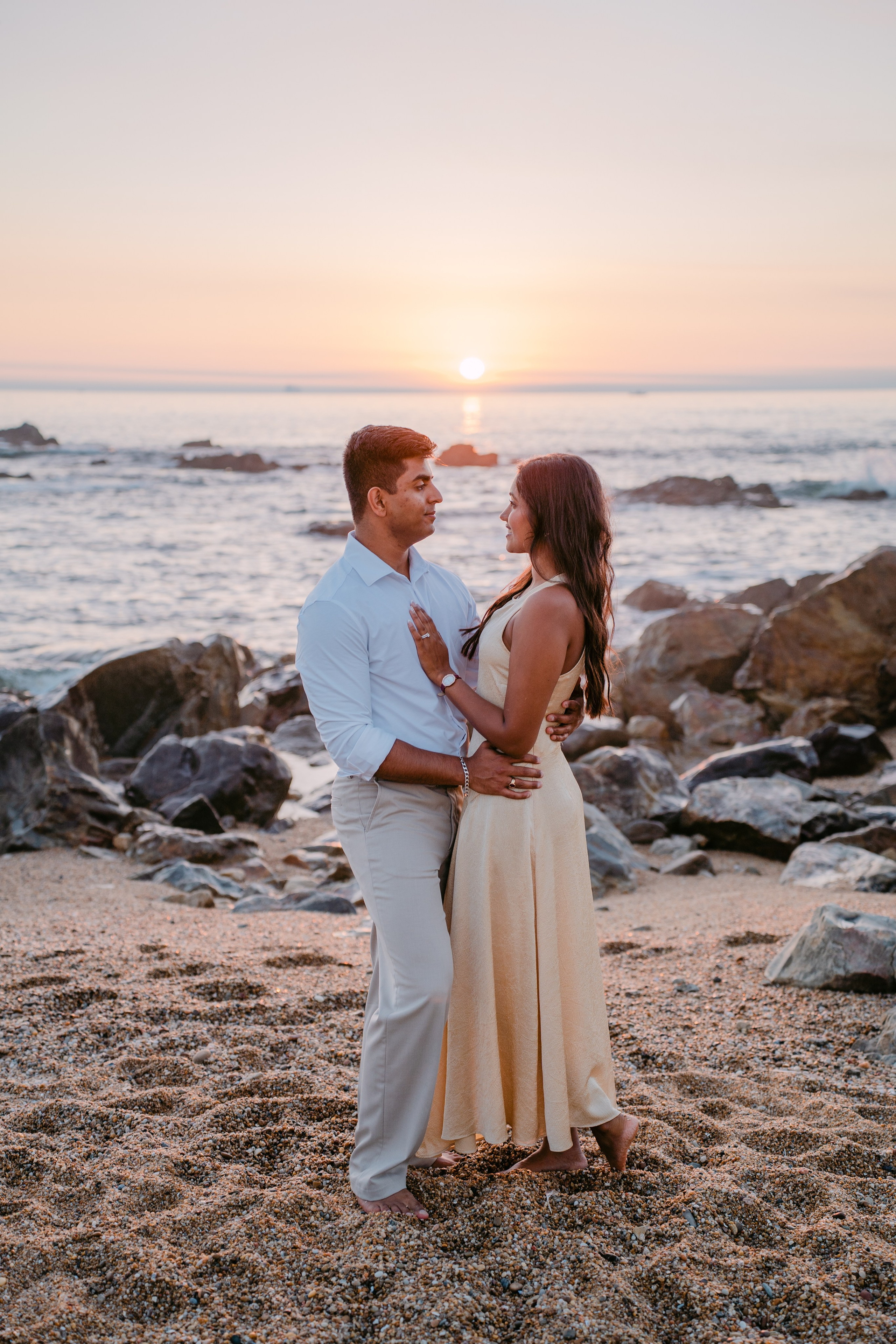 Wedding proposal at Praia do Molhe. Fotógrafo de casamentos e destination wedding no Porto, Portugal — Davi Valente | Lisboa, Douro, Roma e Lago de Como