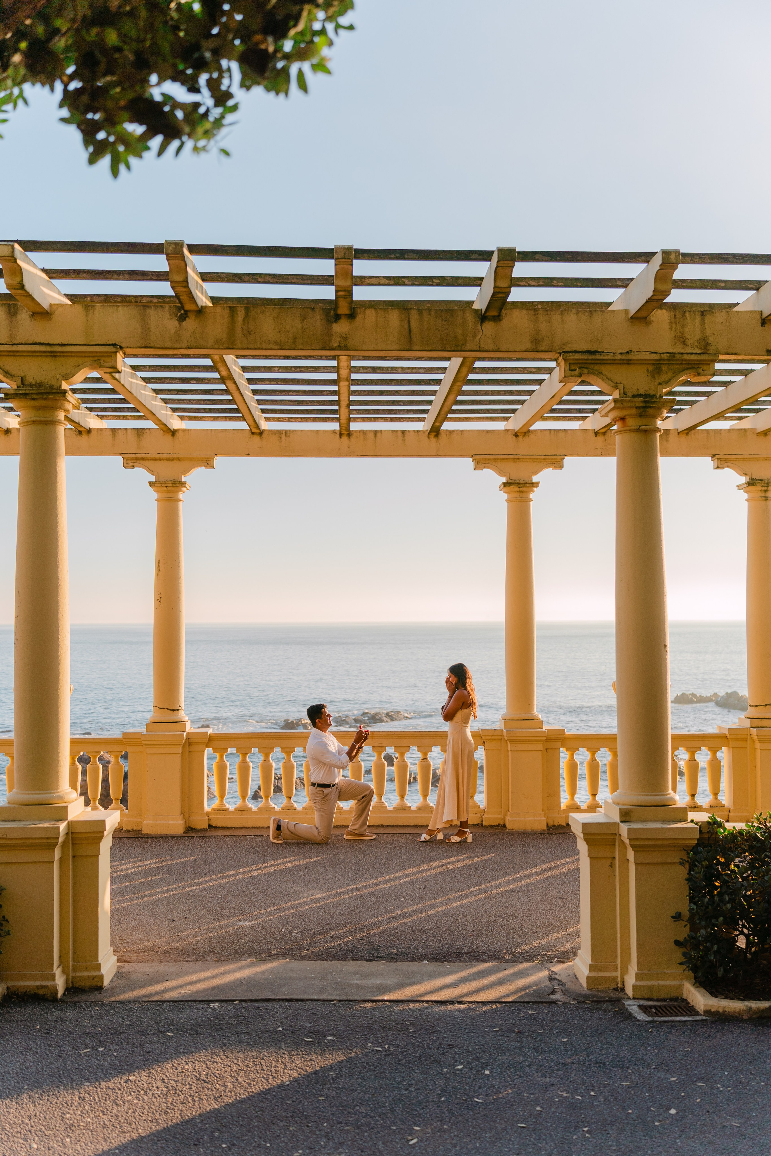 Wedding proposal at Praia do Molhe. Fotógrafo de casamentos e destination wedding no Porto, Portugal — Davi Valente | Lisboa, Douro, Roma e Lago de Como