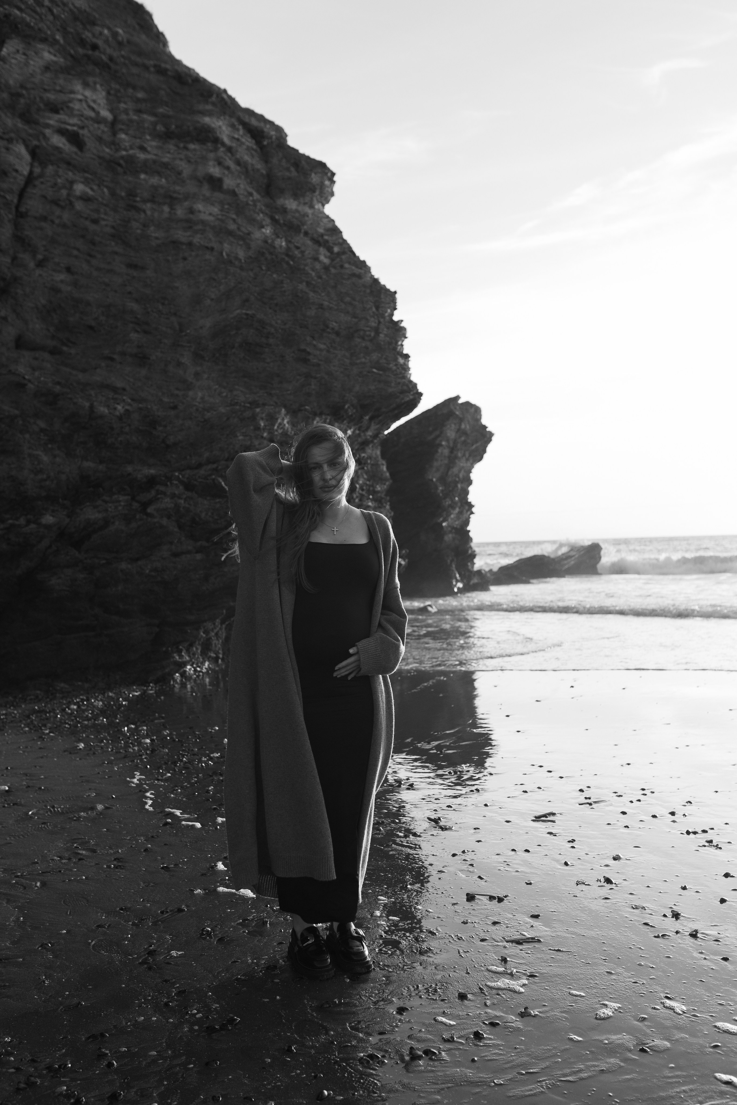 Sunset maternity photoshoot. Annah Louwagie — Lifestyle photographer for couples, families & brands | France & worldwide