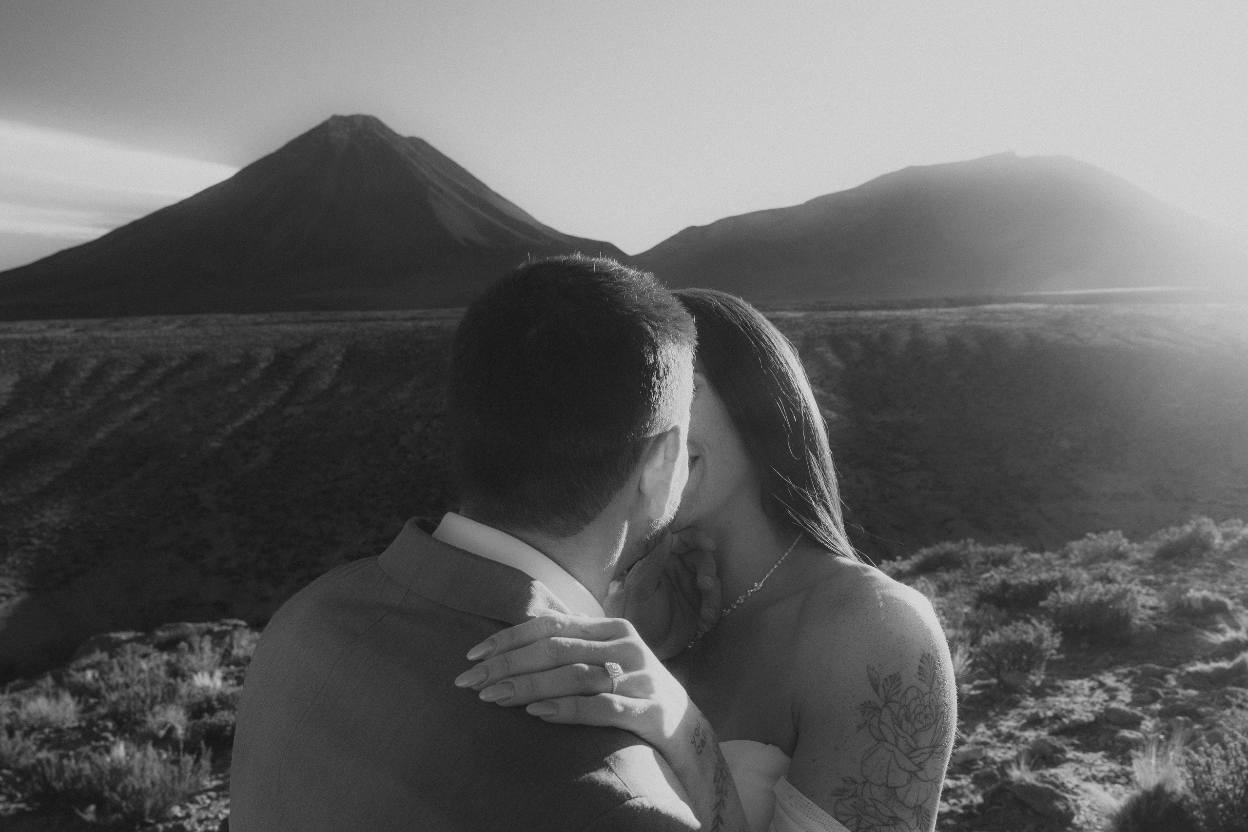 Pre-wedding no mirante do vulcão Licancabur. Photographer in San Pedro de Atacama