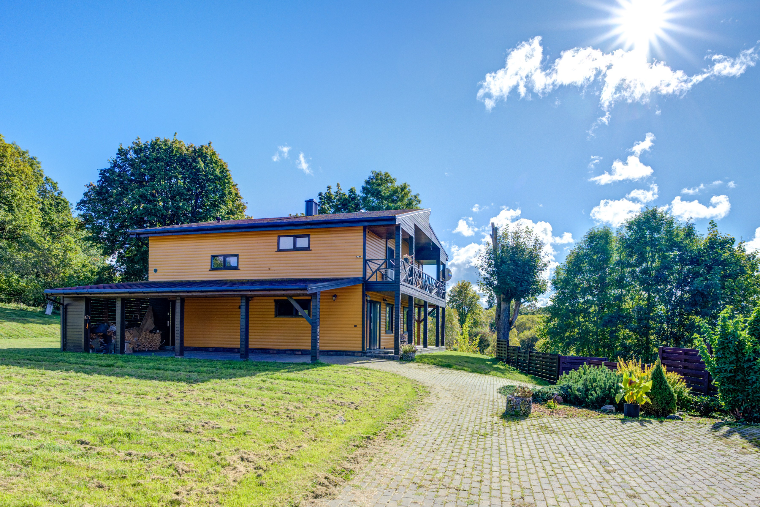 Sadyba Vinliaus r. prie ežero. Elina Sapiega fotografė Vilniuje