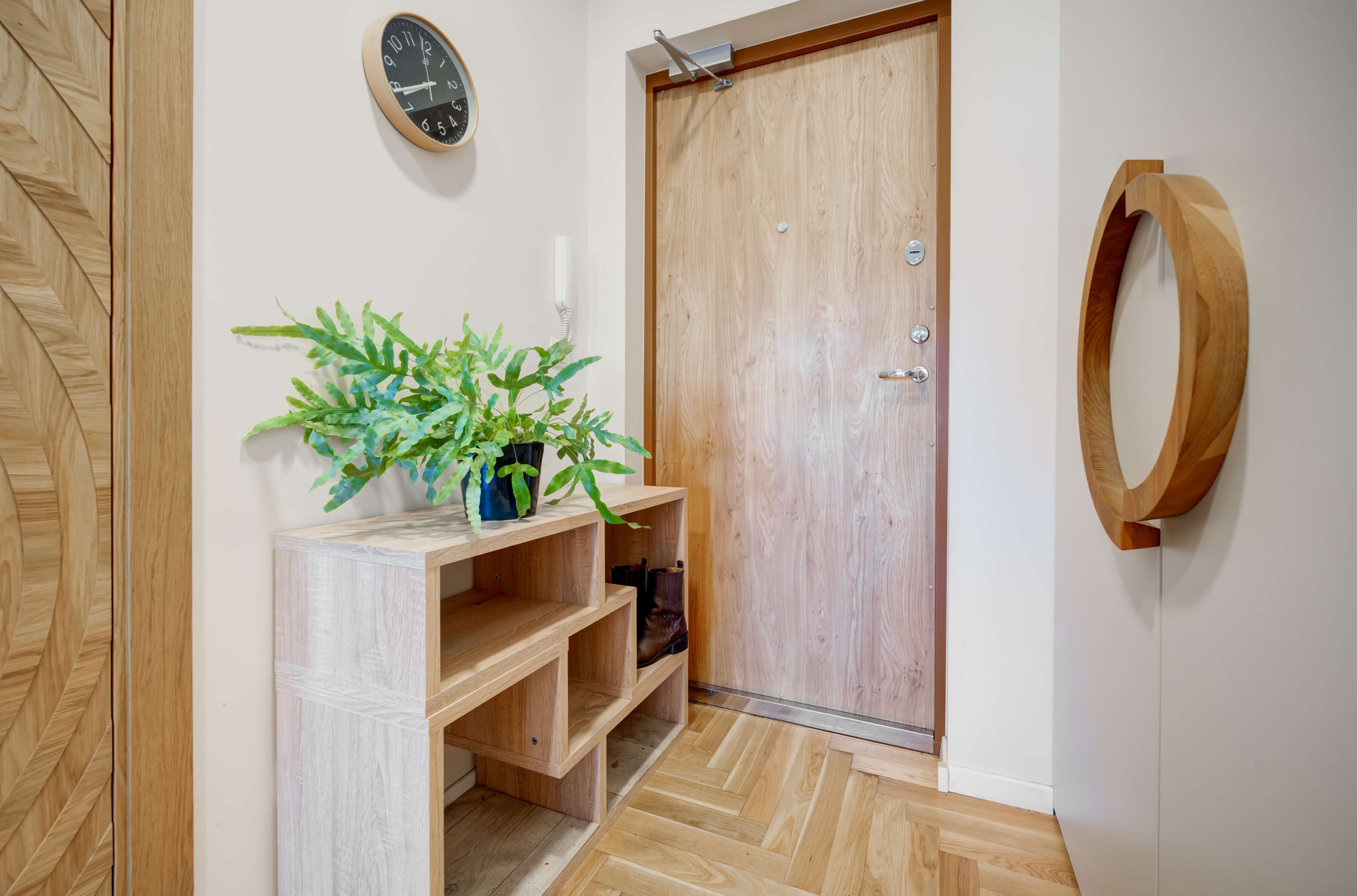 Koridorius, kuris parduoda butą: ilgas veidrodis, tikros medinės durys, paslėptas LED ir žaluma – įeini ir jau jauti „mano“
