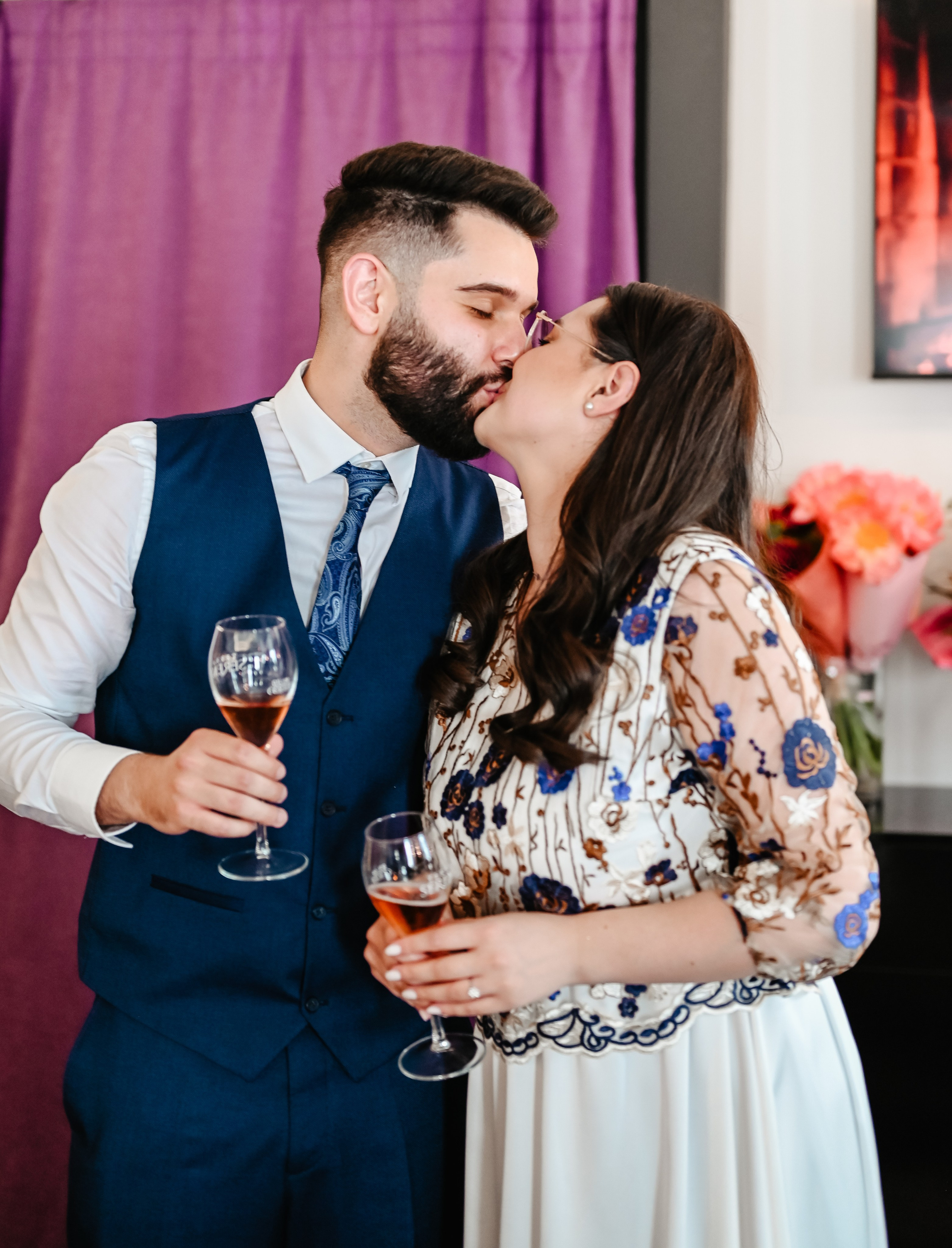 Moment candid imortalizat de un fotograf de cununie civilă: mirii se saruta într-un cadru festiv de restaurant – fotografie Ana Maria Drăgan.