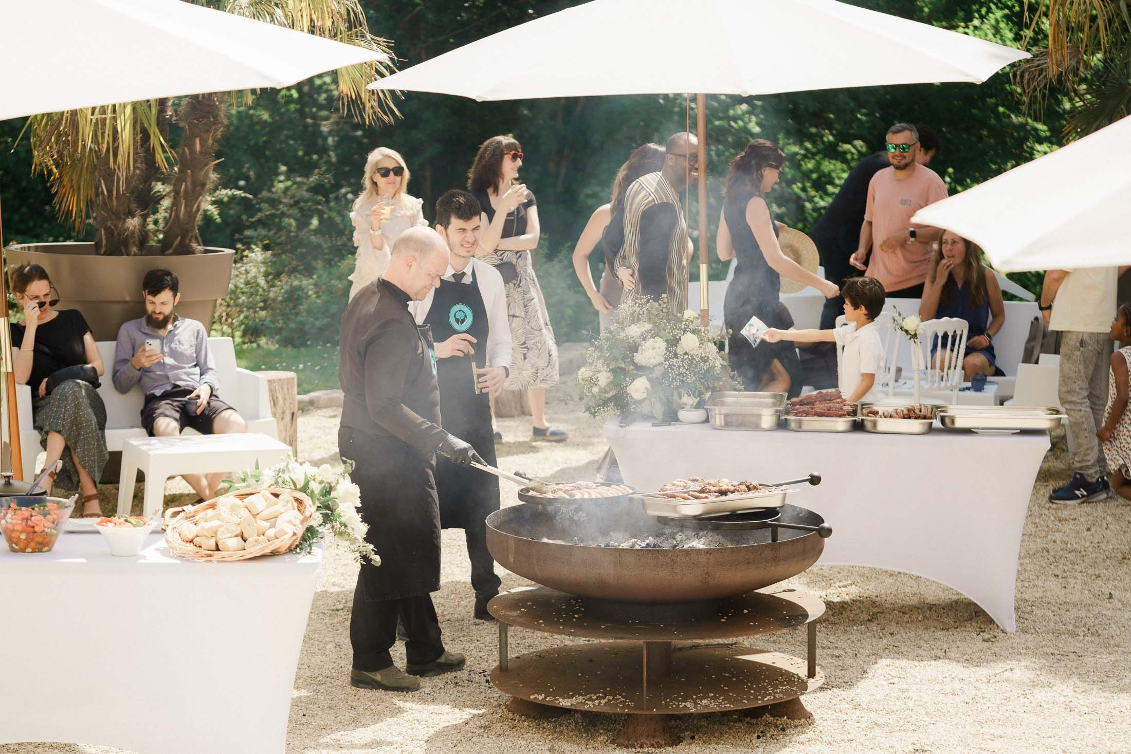 A Relaxed Day-After BBQ Party in France | Destination Wedding Photographer. StudioHappyMoment | Hääkuvaaja Helsinki, tunteikas ja dokumentaarinen kuvaus
