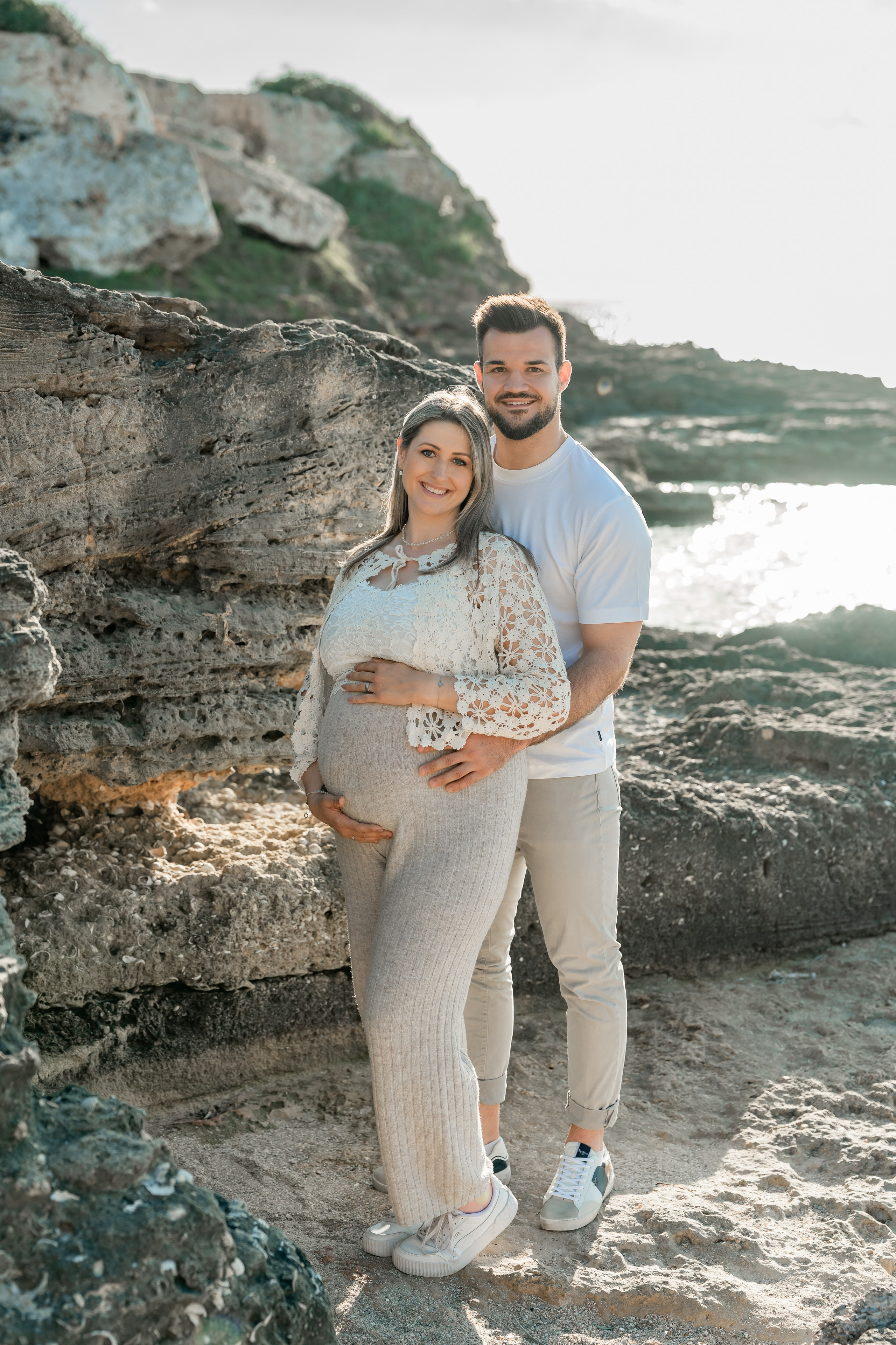 Schwangerschaftsshooting am Meer. Deine Fotografin auf Mallorca für Familien und Business