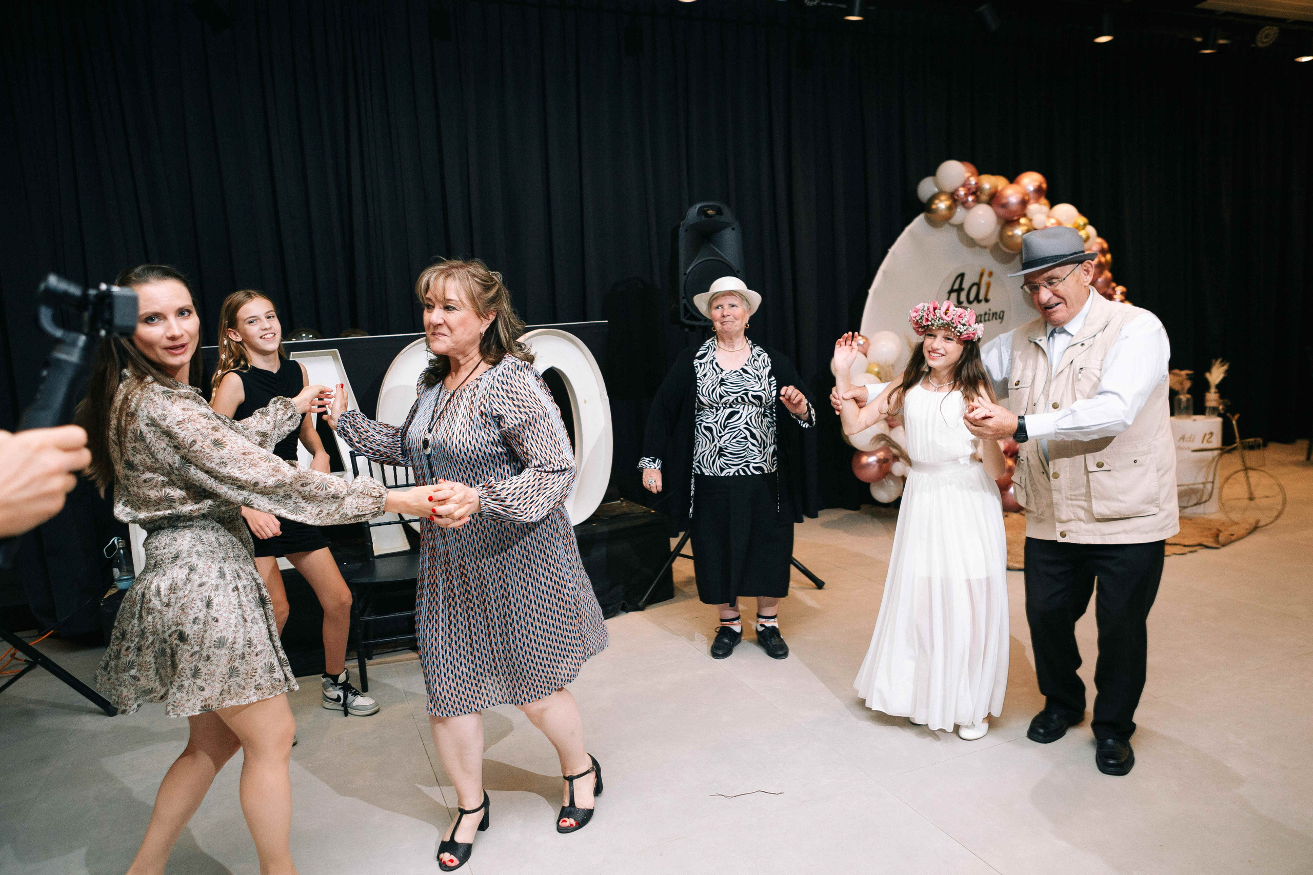 PARTY WITH FRIENDS. Https://shi-photo.com/