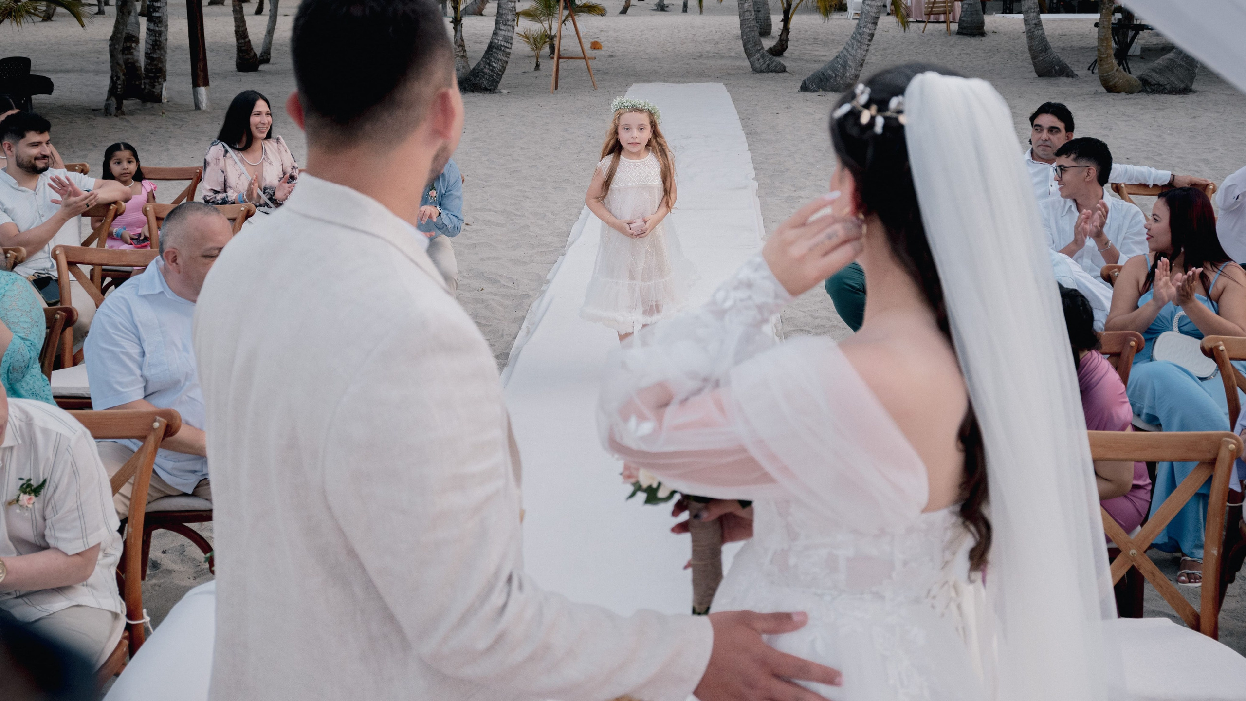 Cena de boda en playa Mareygua, mesas set up para celebración matrimonial en Santa Marta caribeña