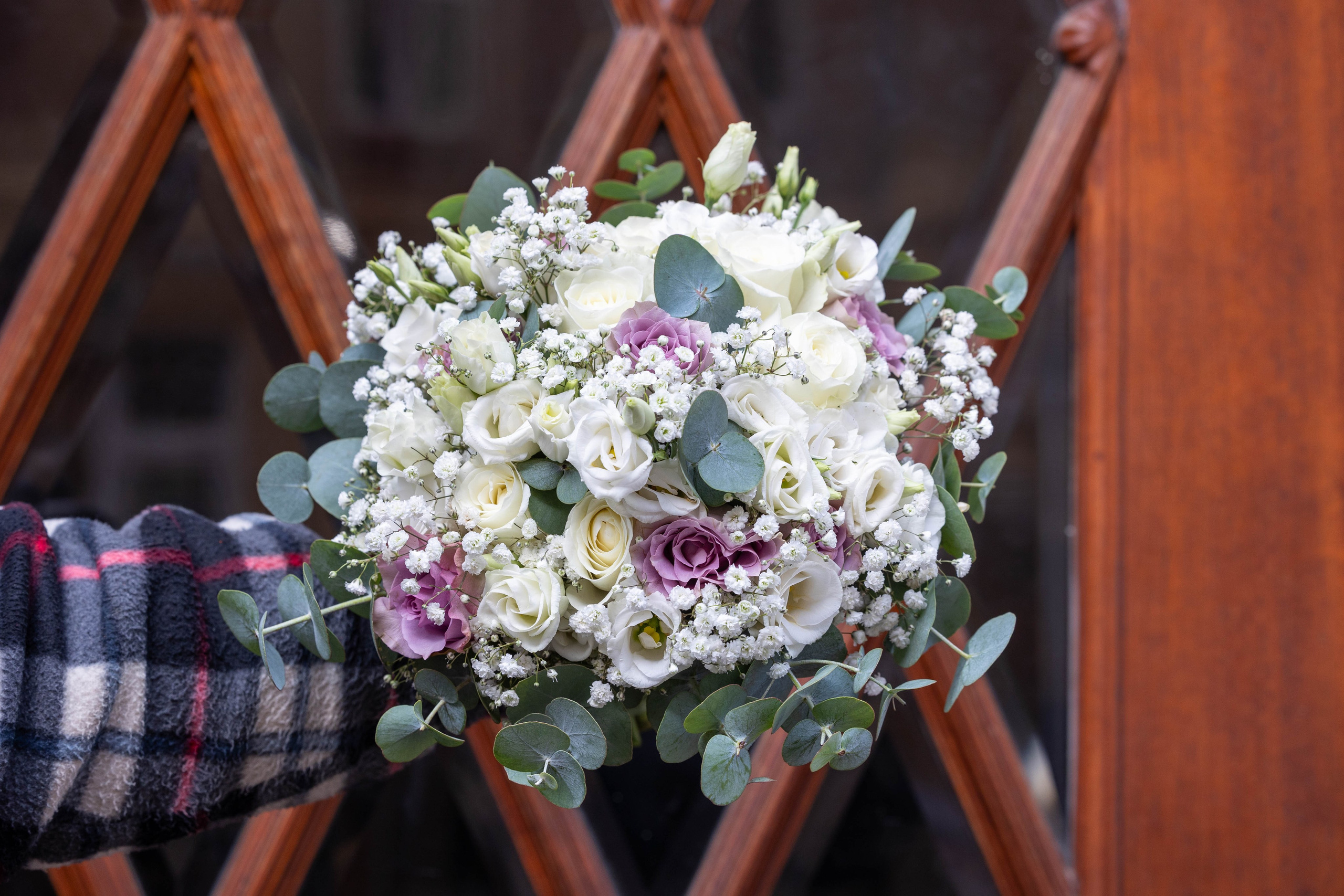 En brydebuket er ikke bare et tilbehør, det er det vigtigste smykke til en brud. Den symboliserer skønhed, kærlighed og håb for fremtiden. Lad vores brydebuketter fra Akropolis Blomster være det perfekte udtryk for din store dag. Vælg blandt vores eksklusive udvalg og lad os hjælpe med at gøre dit bryllup endnu mere mindeværdigt.