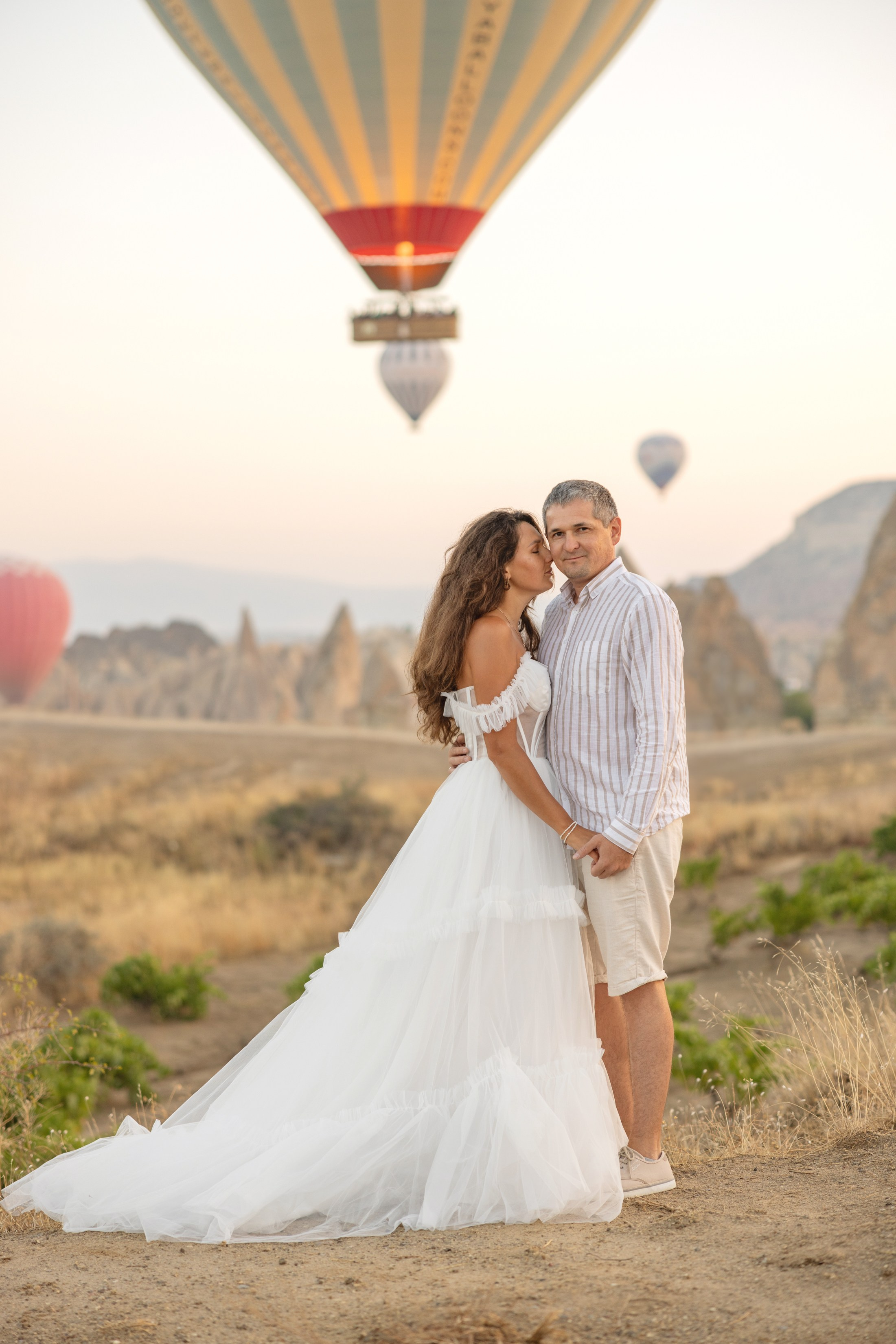 Family Photoshoot at Sunrise with Cappadocia’s Hot Air Balloons. Julia Ganch I Fashion Wedding Photography I Cappadocia Turkey
