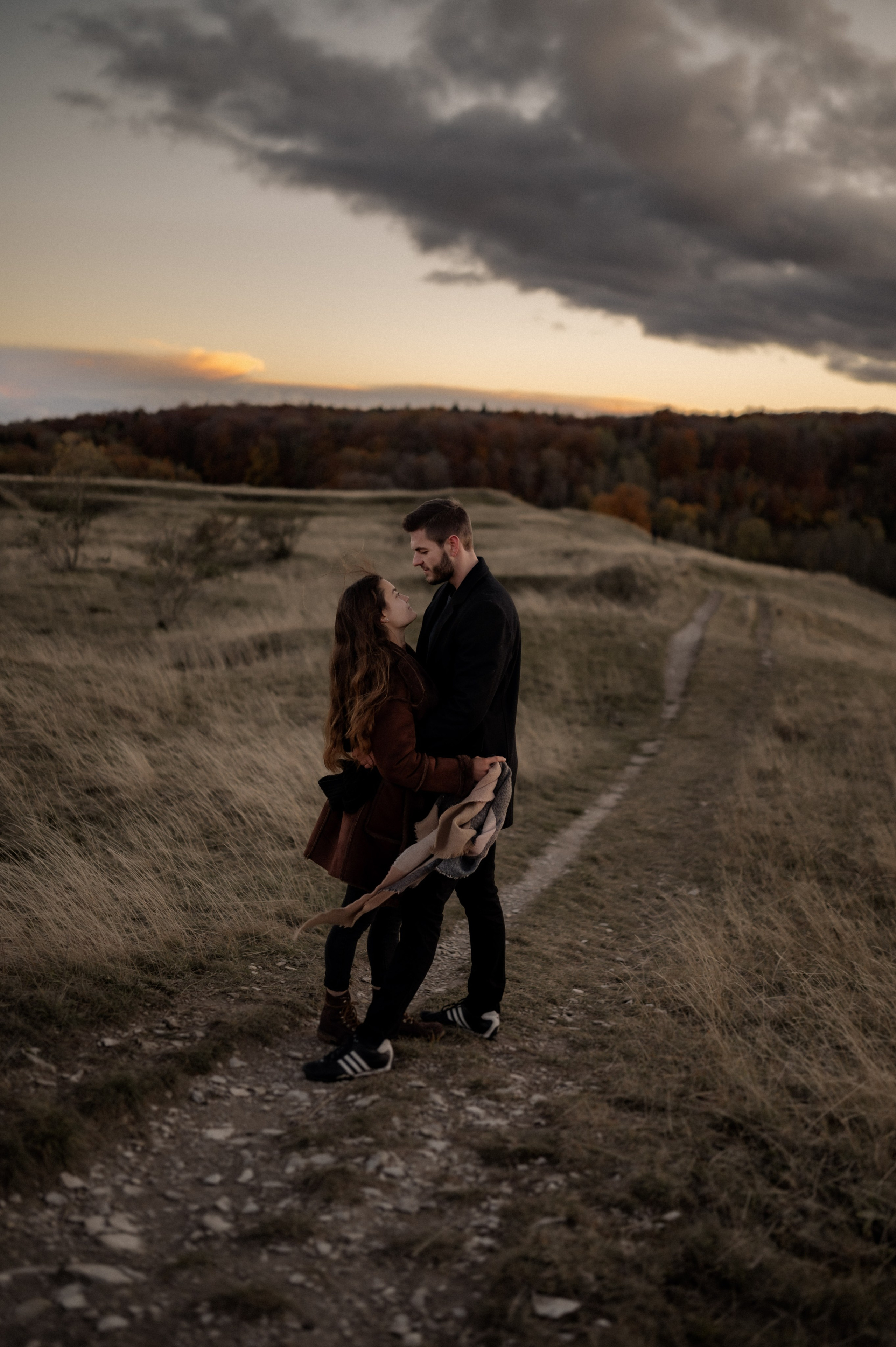 Wenn der Wind flüstert | Paarshooting am Gelben Berg. Photographer in Nuremberg Irina Mehnert from Ansbach