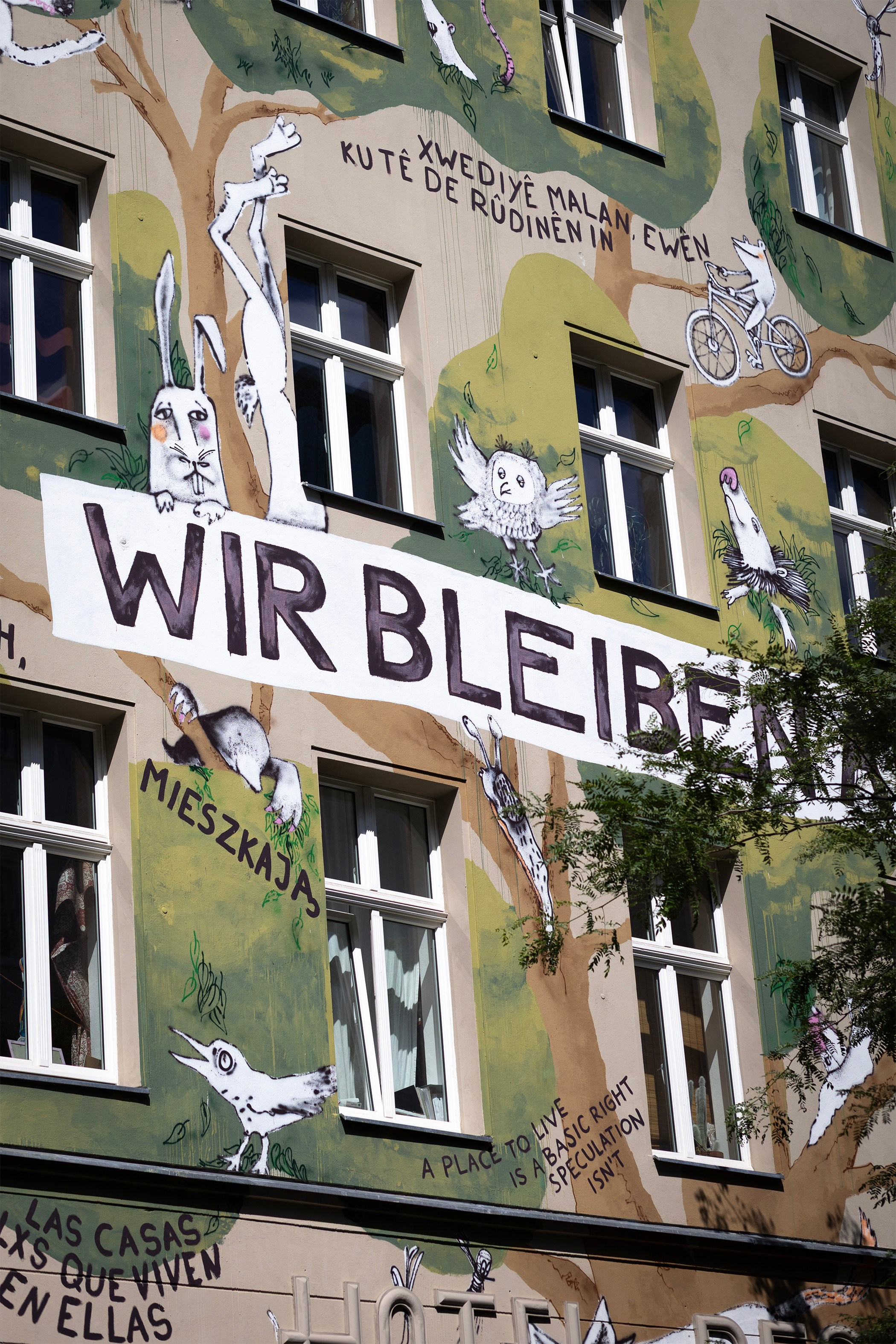 Berliner Mischung (in Farbe). BNW Around Photography