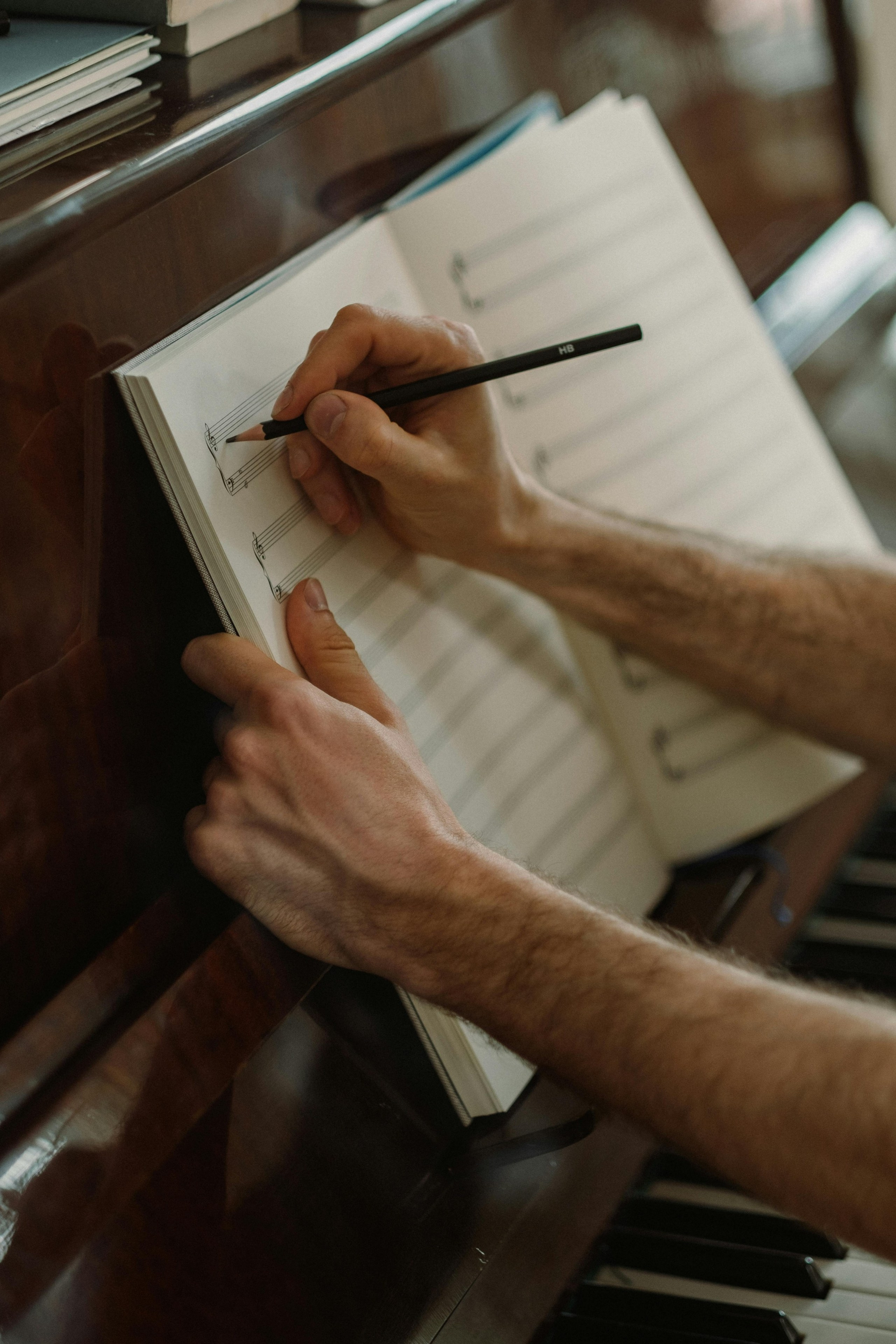 Creative piano photoshoot for couples. Alice Bell — Wedding photographer in New York