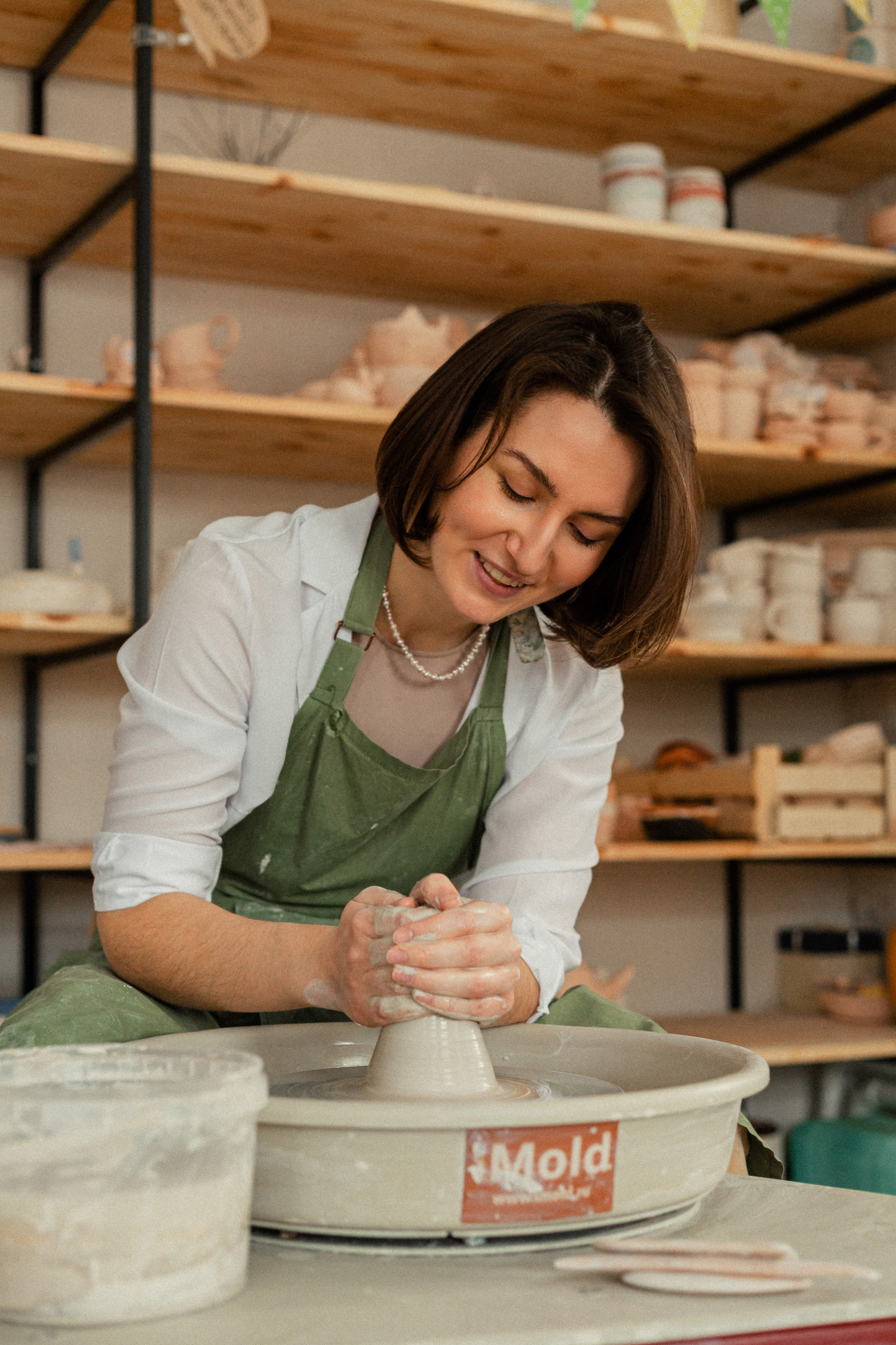 Foto promocional de un alfarero haciendo una pieza