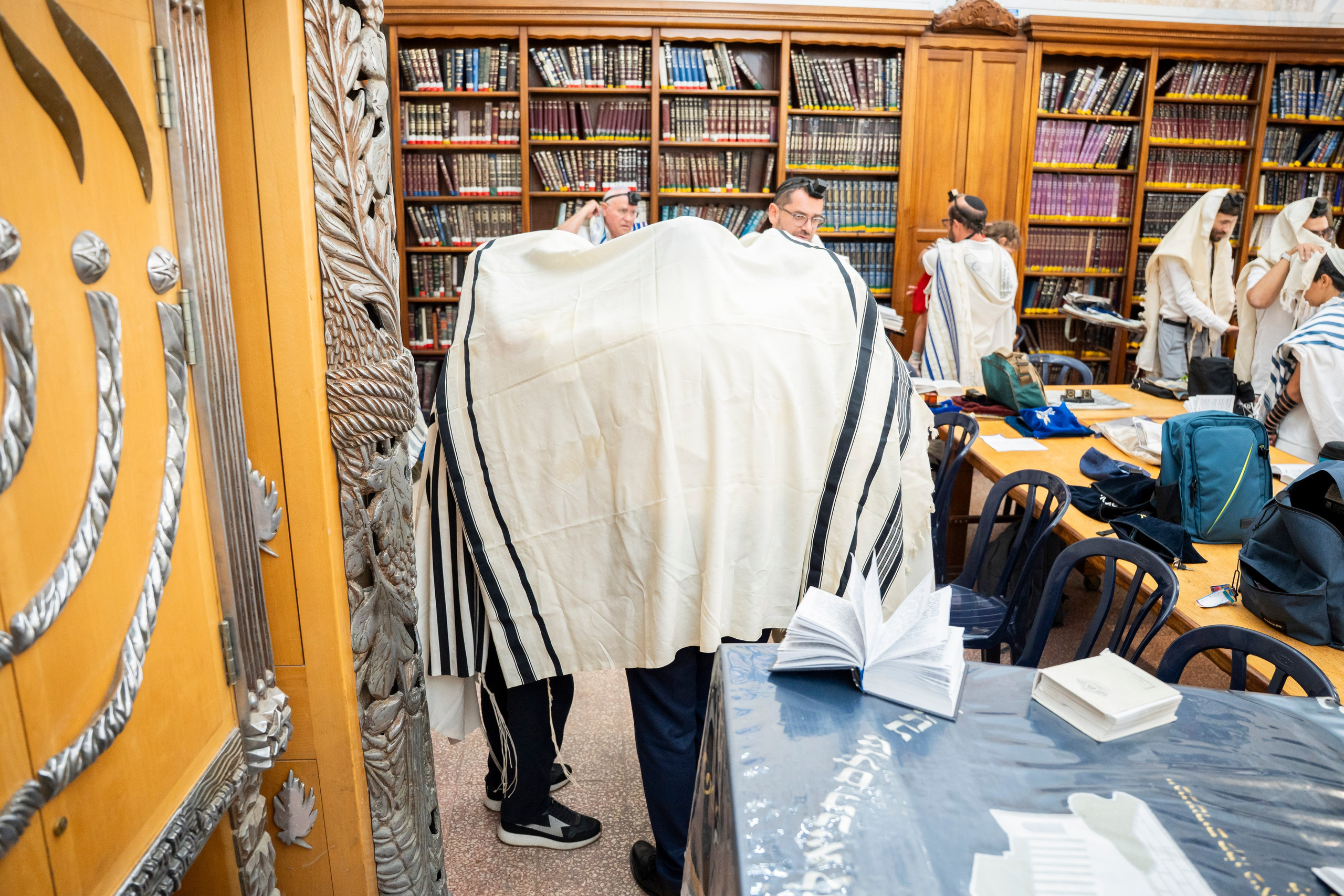 הנחת התפילין רפאל לוי. יוסף מזרחי צילום חתונה, ברית וזוגיות. צלם מקצועי שאוהב להוציא אתכם הכי יפים ברגעים הכי מרגשים