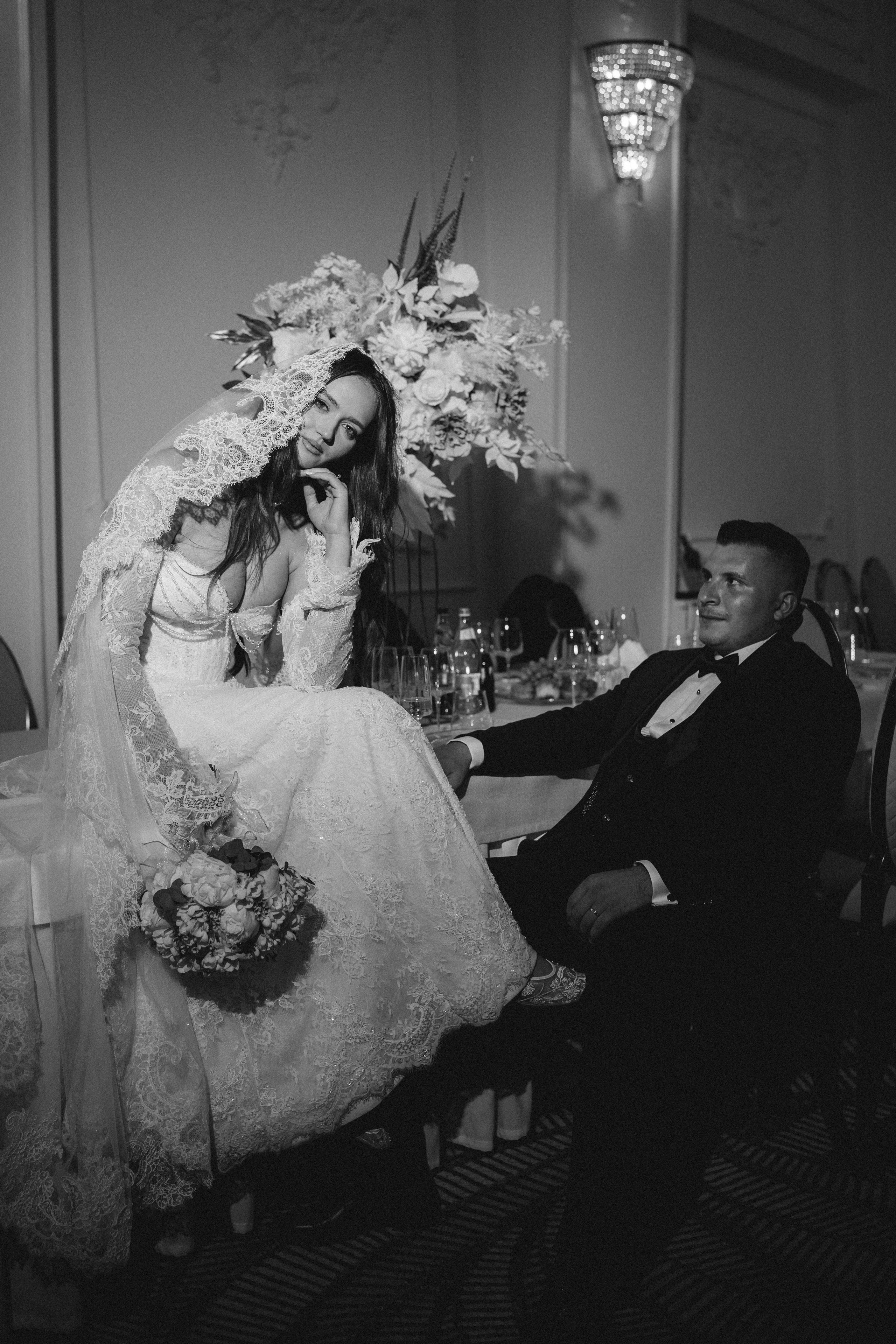 Fotografie alb-negru de atitudine cu mirii la petrecerea de nuntă. Decor floral spectaculos la Salon Reverie.