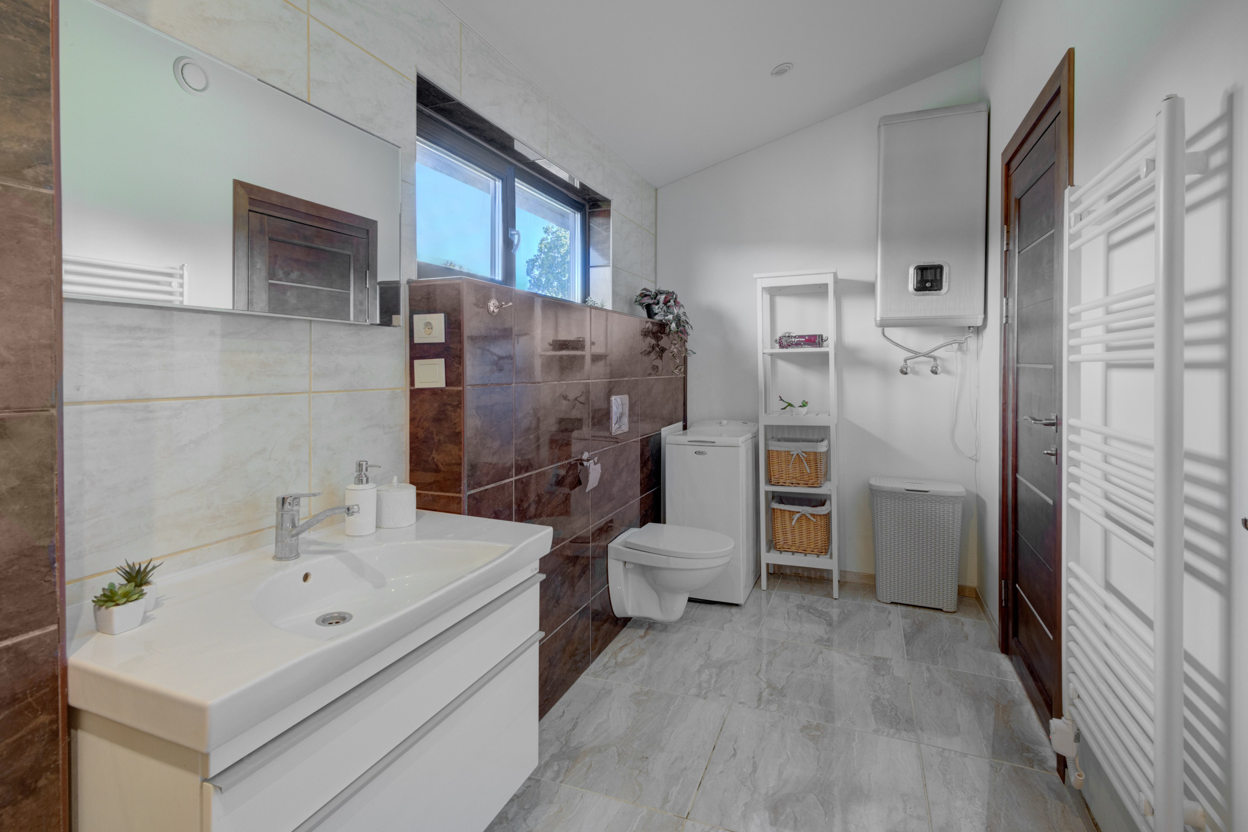 Sadyba Vinliaus r. prie ežero. Elina Sapiega fotografė Vilniuje