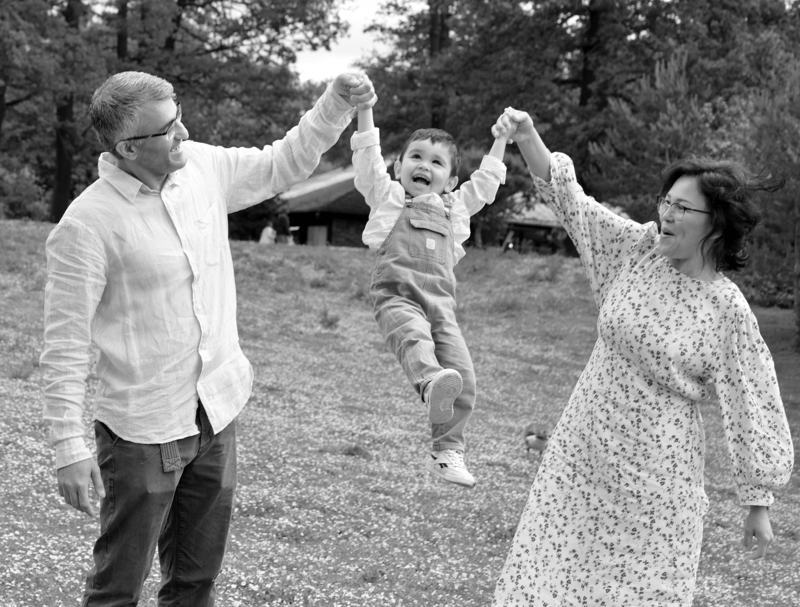 Family photoshoot in Paris. Alina Tagzieva- a photograper in Paris