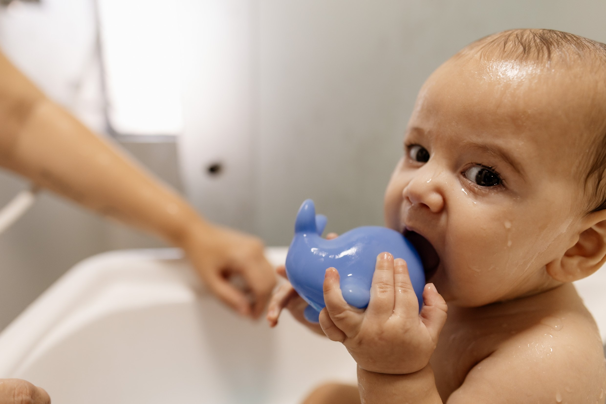 Bebê brinca durante o banho.