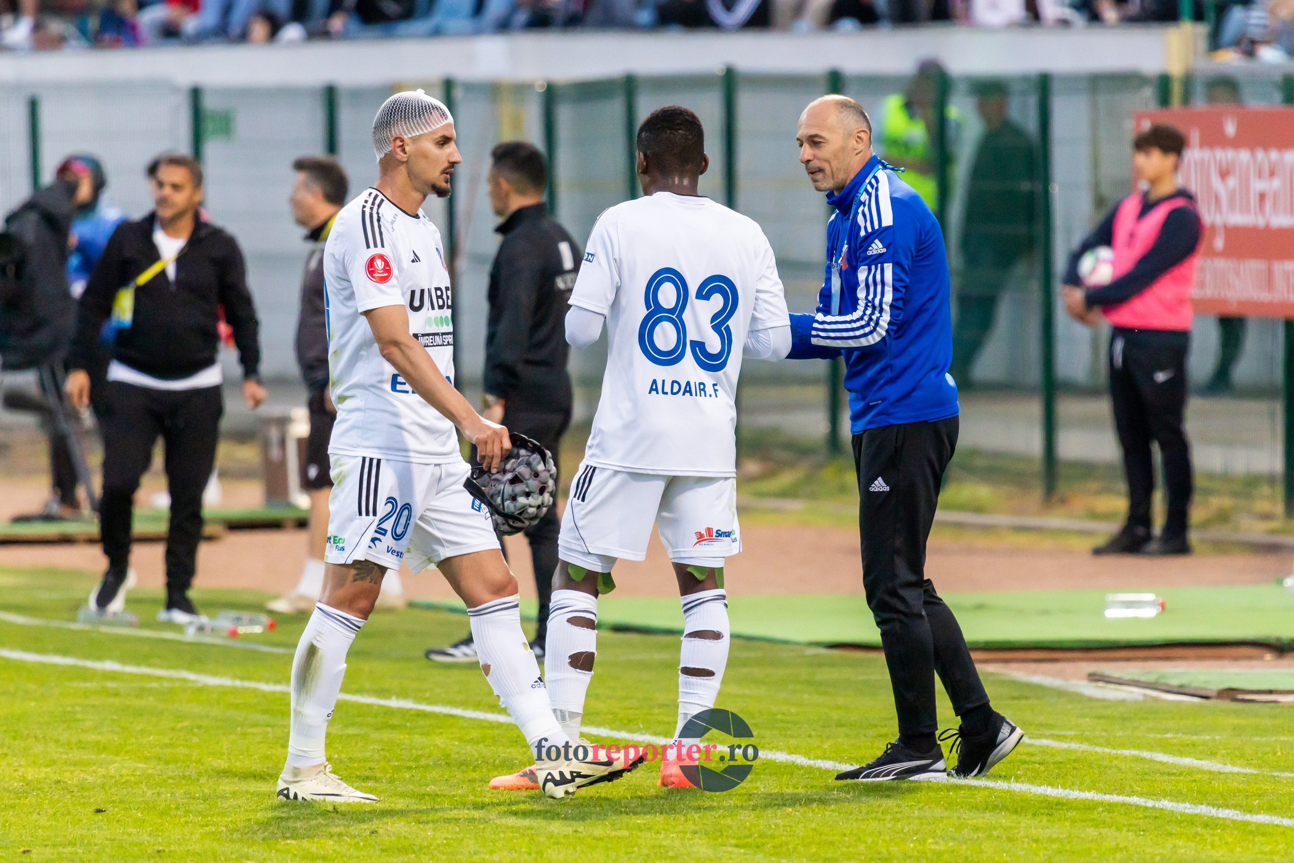 Galerie Foto: FC Botoșani vs. CS Mioveni - Pe 17 mai 2024, am fost martorii unei partide incredibile între FC Botoșani și CS Mioveni, în prima manșă a barajului pentru evitarea retrogradării. În fața unui stadion plin de emoție și speranță, echipa noastră a obținut o victorie importantă, cu un gol marcat de Aldair în minutul 93. 💪 *FC Botoșani 1-0 CS Mioveni*⚽️ Urmăriți momentele cheie ale meciului și bucuria suporterilor în această galerie foto! Pregătiți-vă pentru meciul de retur de pe 24 mai, când vom lupta din nou pentru a rămâne în prima ligă.#FCBotoșani #CSMioveni #BarajRetrogradare #ForzaBotoșani 