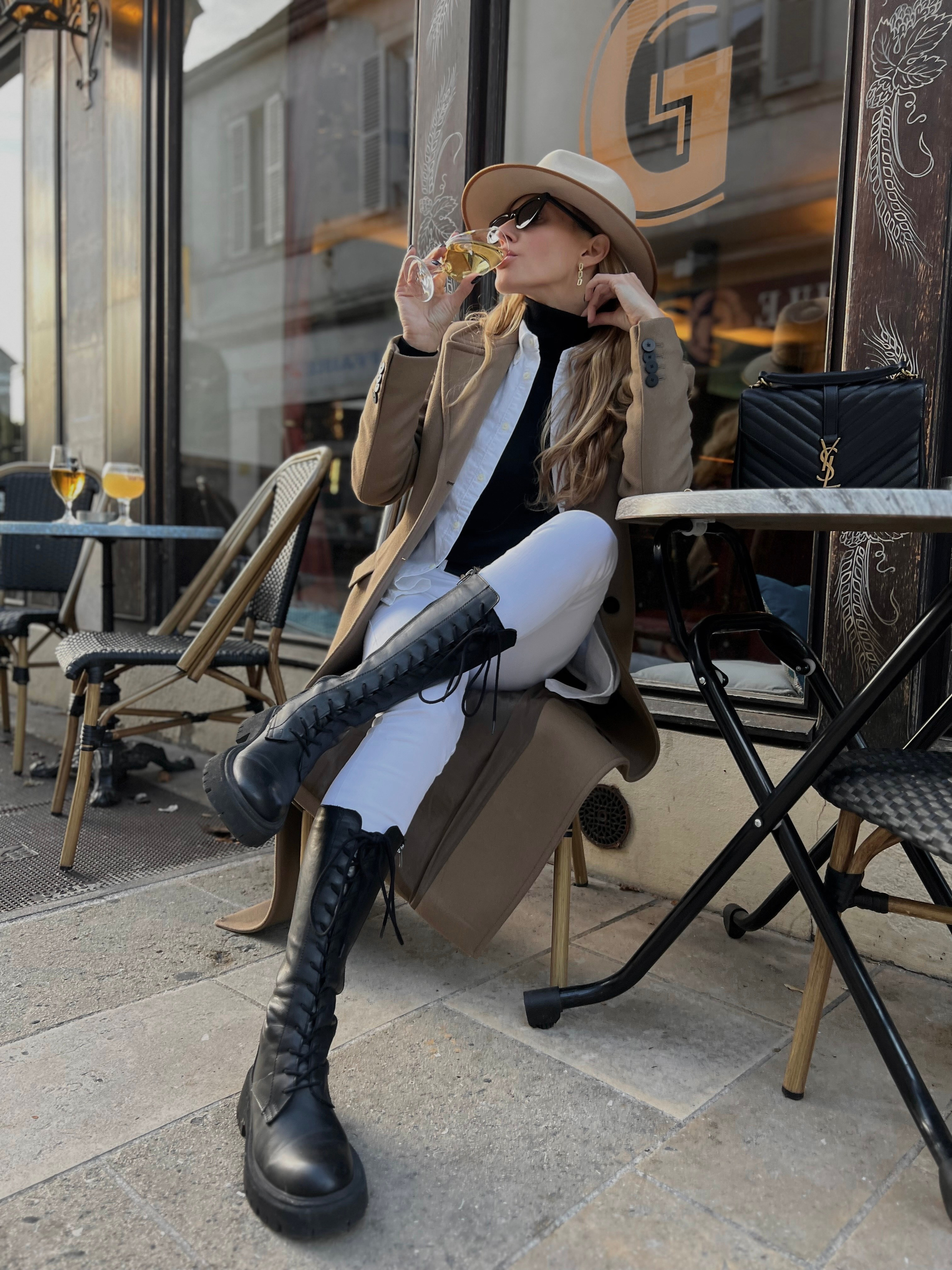 femme élégante en terrasse à Auxerre, séance photo branding lifestyle