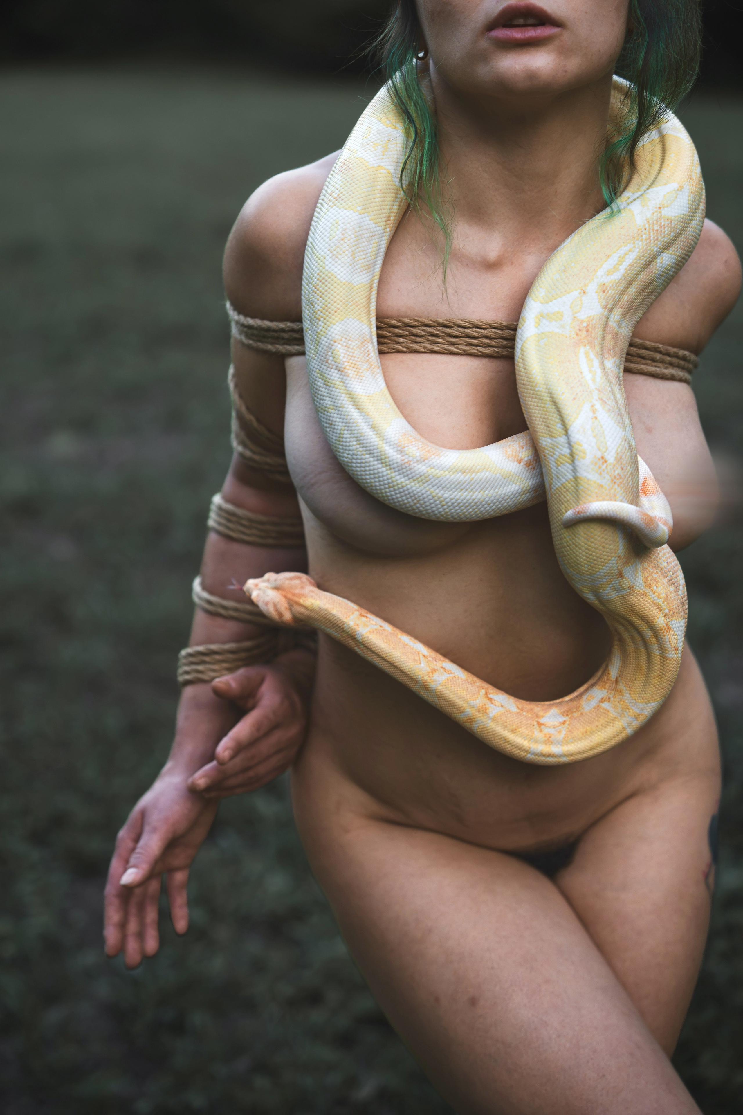 Лесная съёмка со змеями и шибари. Рома Волков 🐍 Змеи в Варшаве