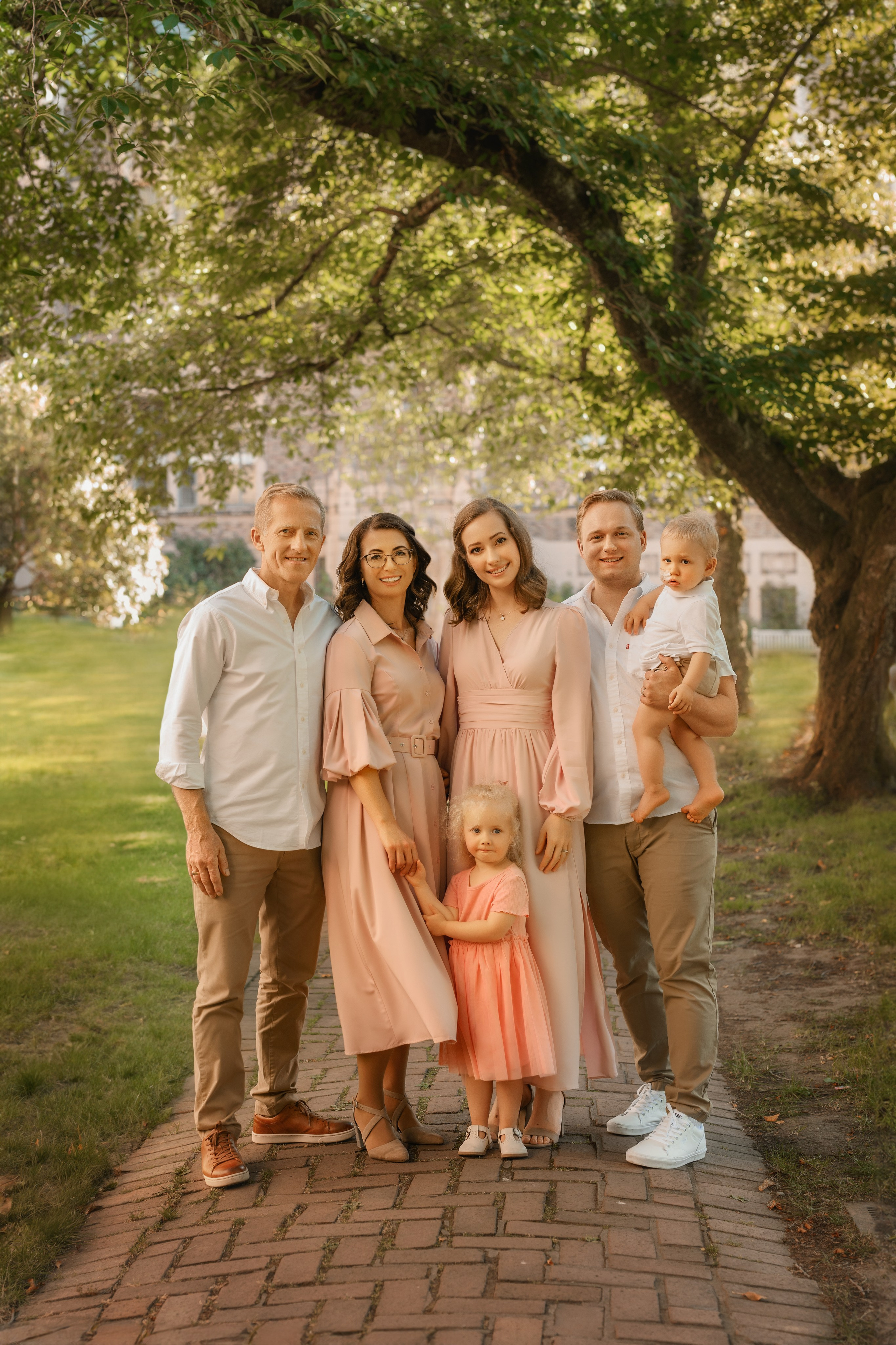 Family of Karina. Wedding & family photography in Seattle area. Helen Michelle photographer