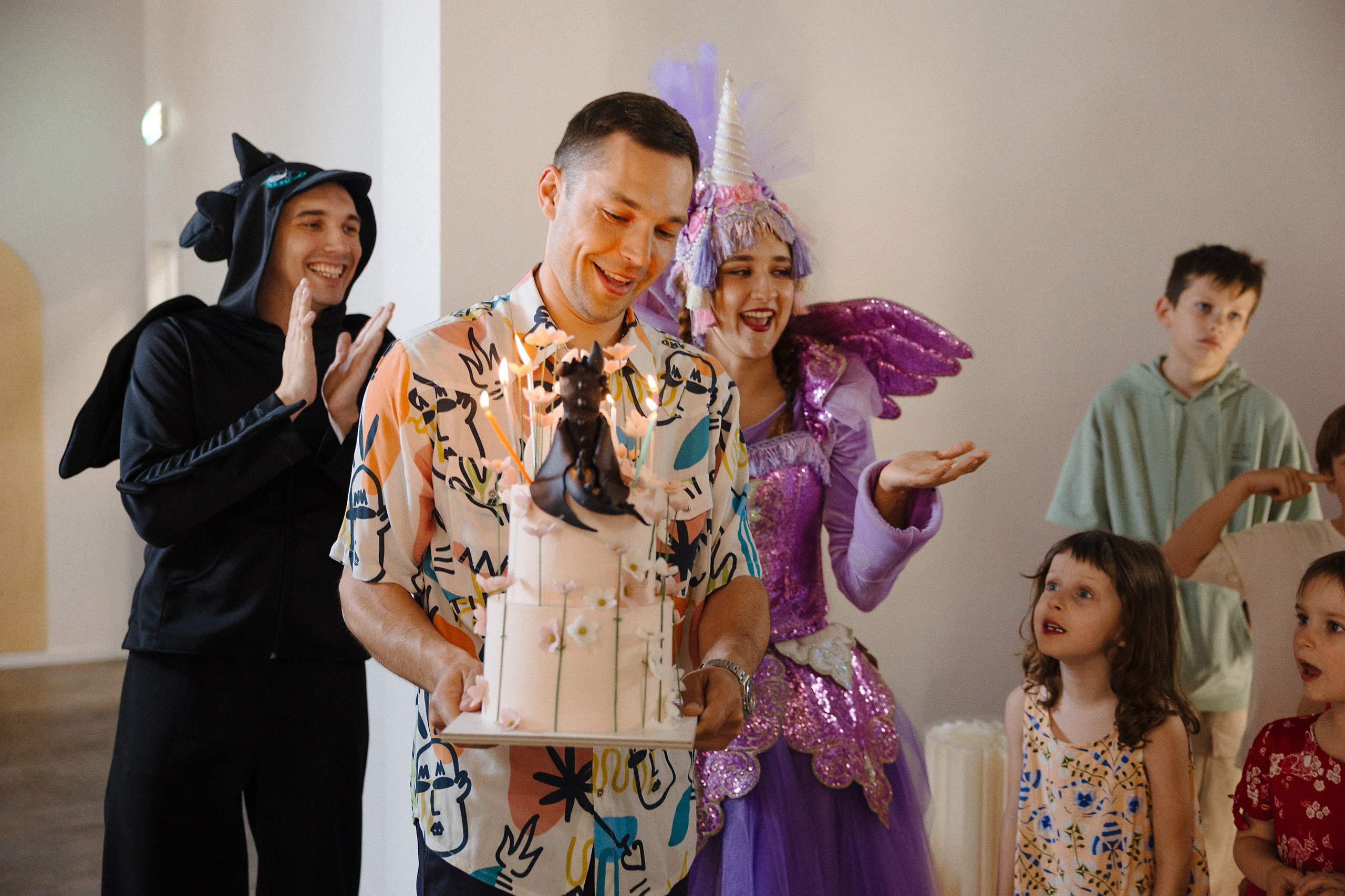 Фотосъёмка детского дня рождения 6 лет — Беззубик, Единорог и волшебная комната с Лабубу. Евгений Тимофеев | Свадебный и контент-фотограф и видеограф в Риге