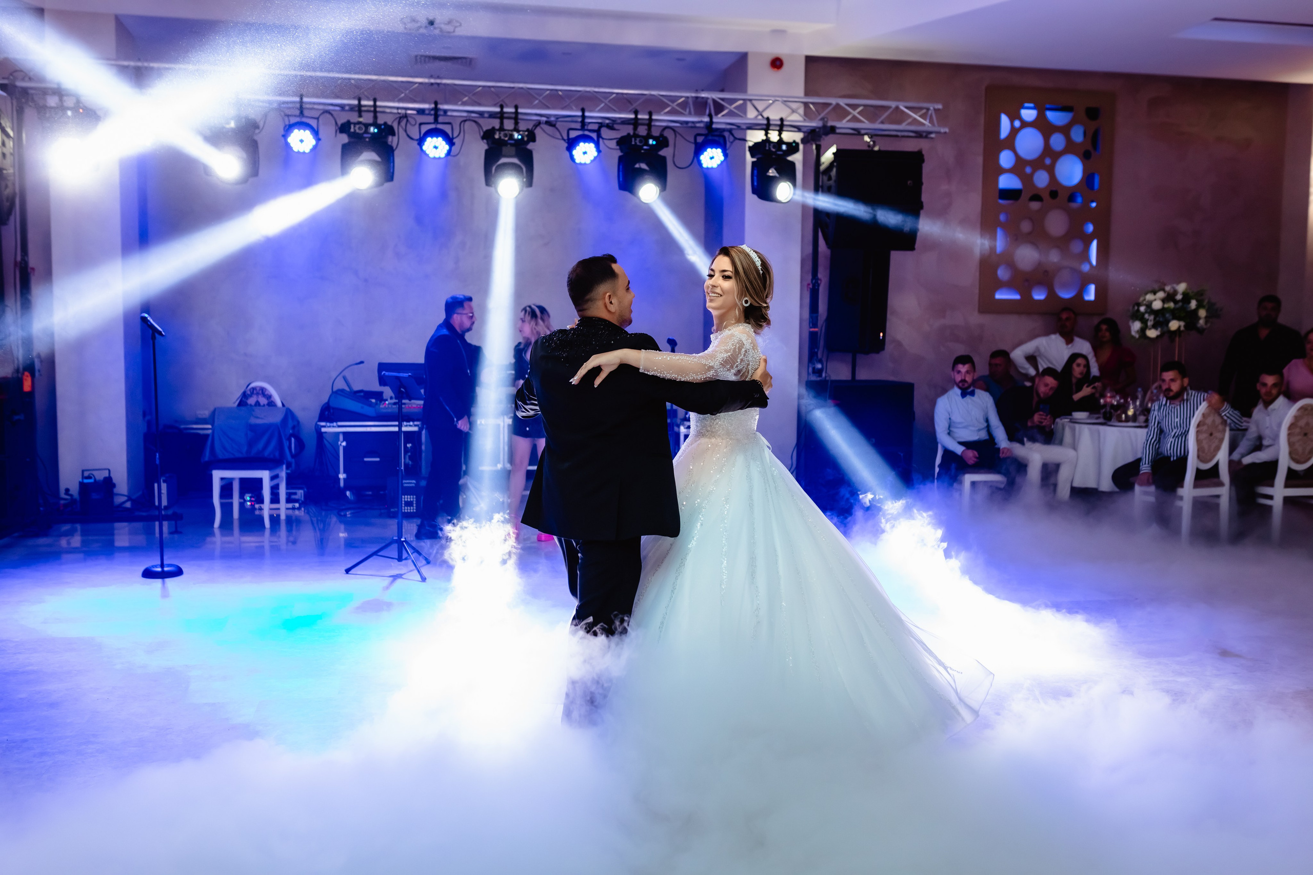 Mireasa in cimitir. Stefan Teodorescu — Fotograf de Nunta