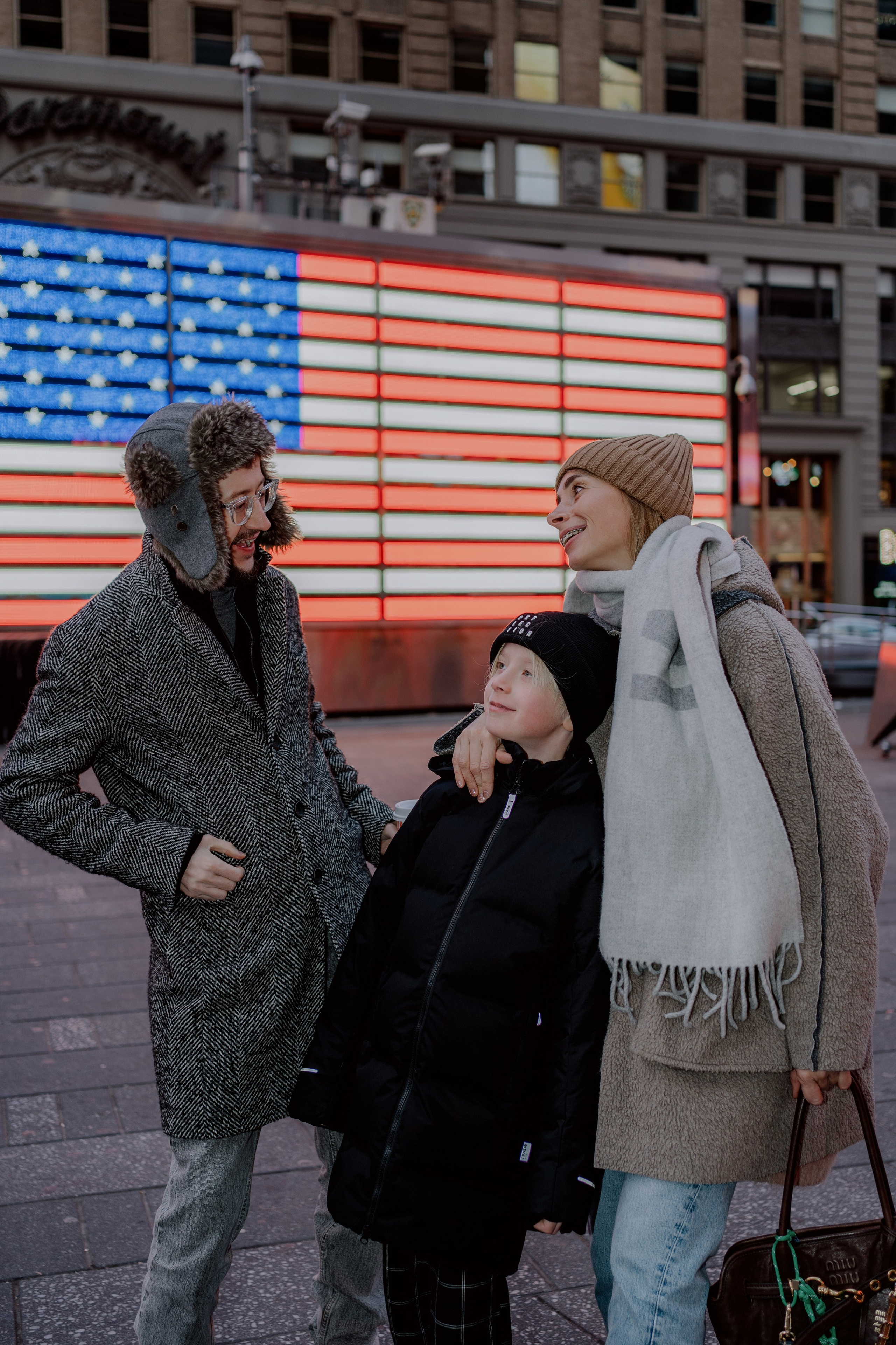 Family in Times Square. Videographer and photographer in New York // MAKAROV.VIDEO