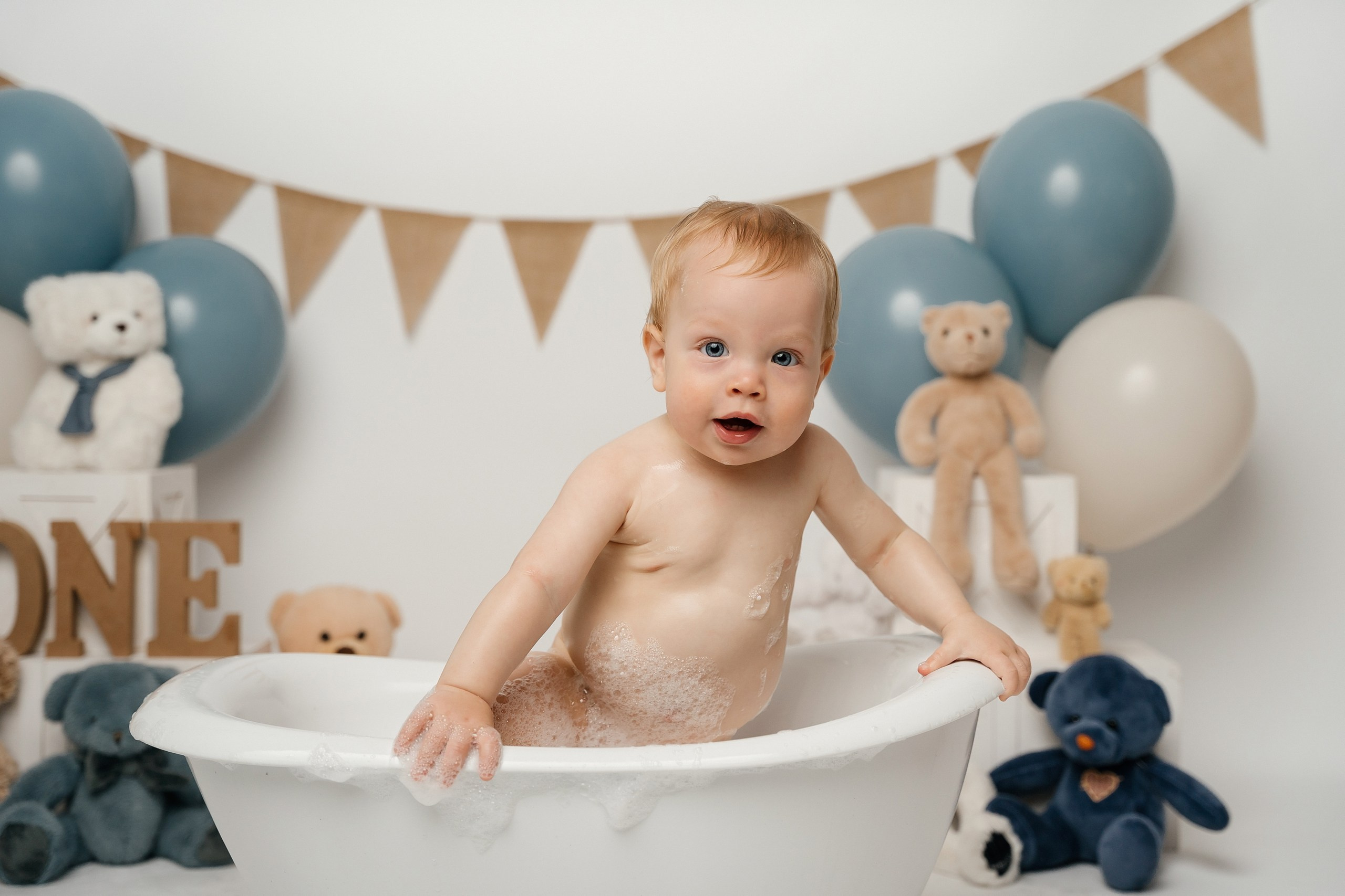 First birthday cake smash session. Newborn and family photographer. Hills District. Sydney