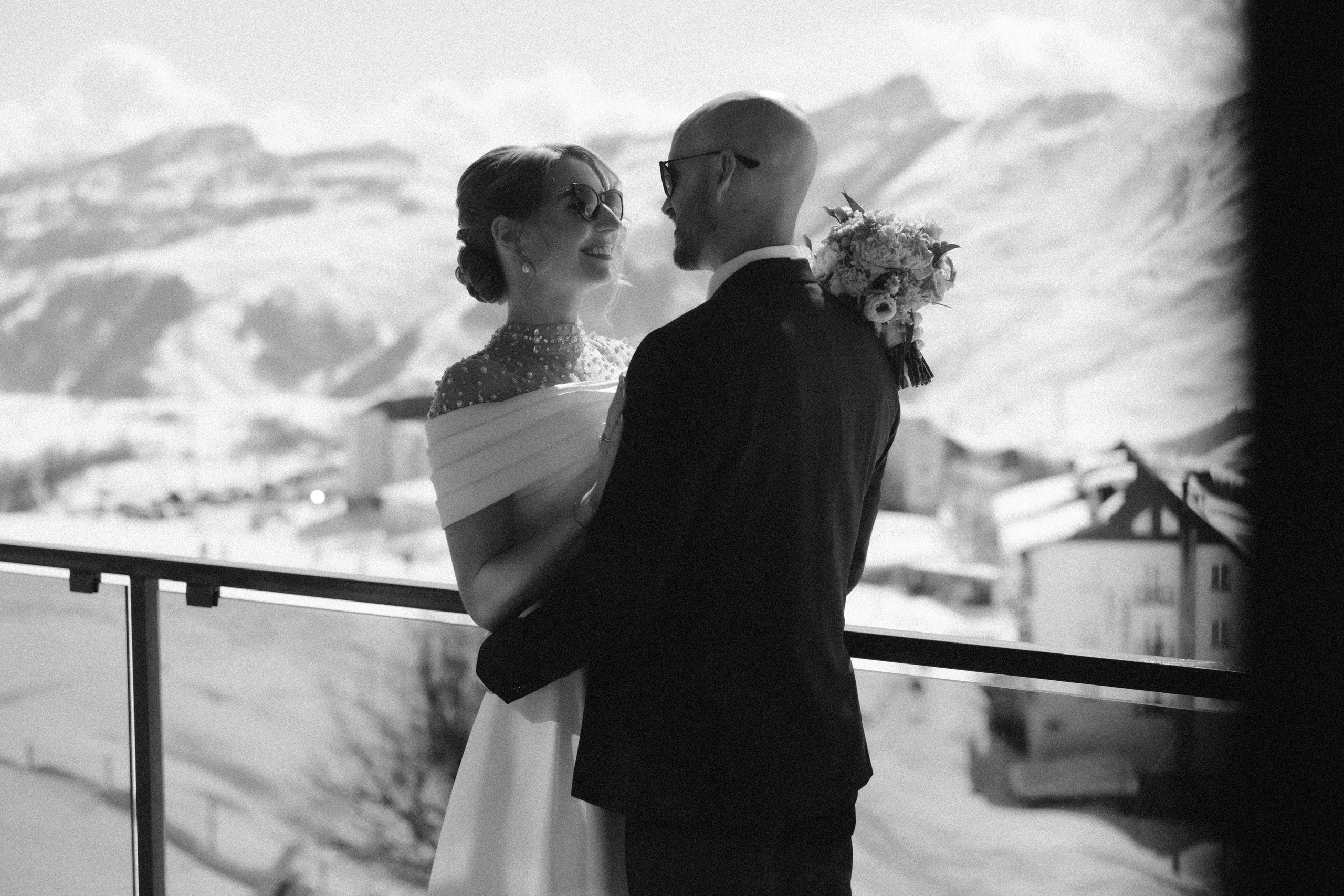 Love in winter mountains. Wedding photographer in Tbilisi Ioseb Mamniashvili