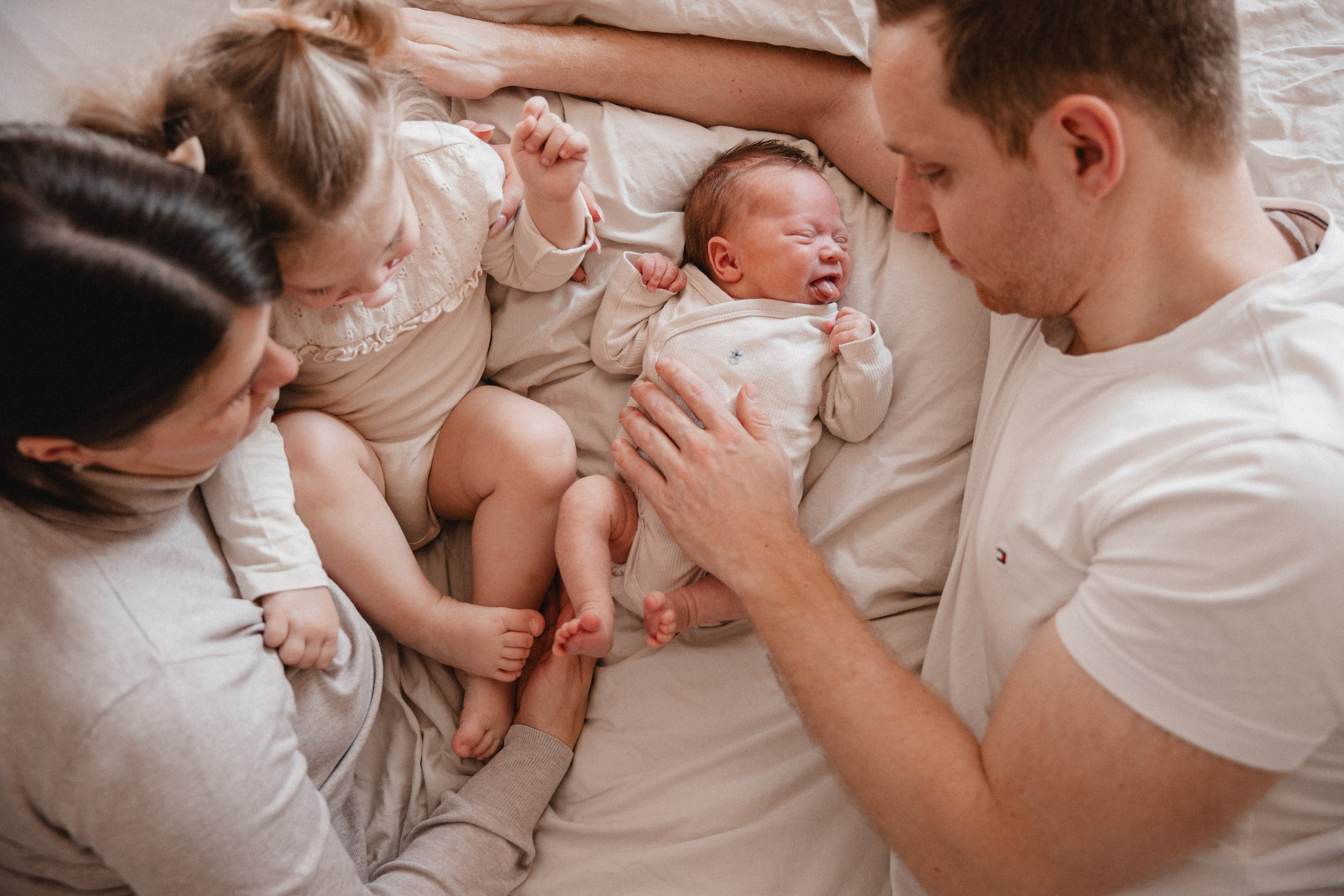 Neugeborenenfotos Zuhause. Hochzeitsfotografie |Hochzeitsfotograf Bochum | Hochzeitsfotograf Dortmund | Hochzeitsfotograf Essen | Hochzeitsfotograf Ruhrgebiet