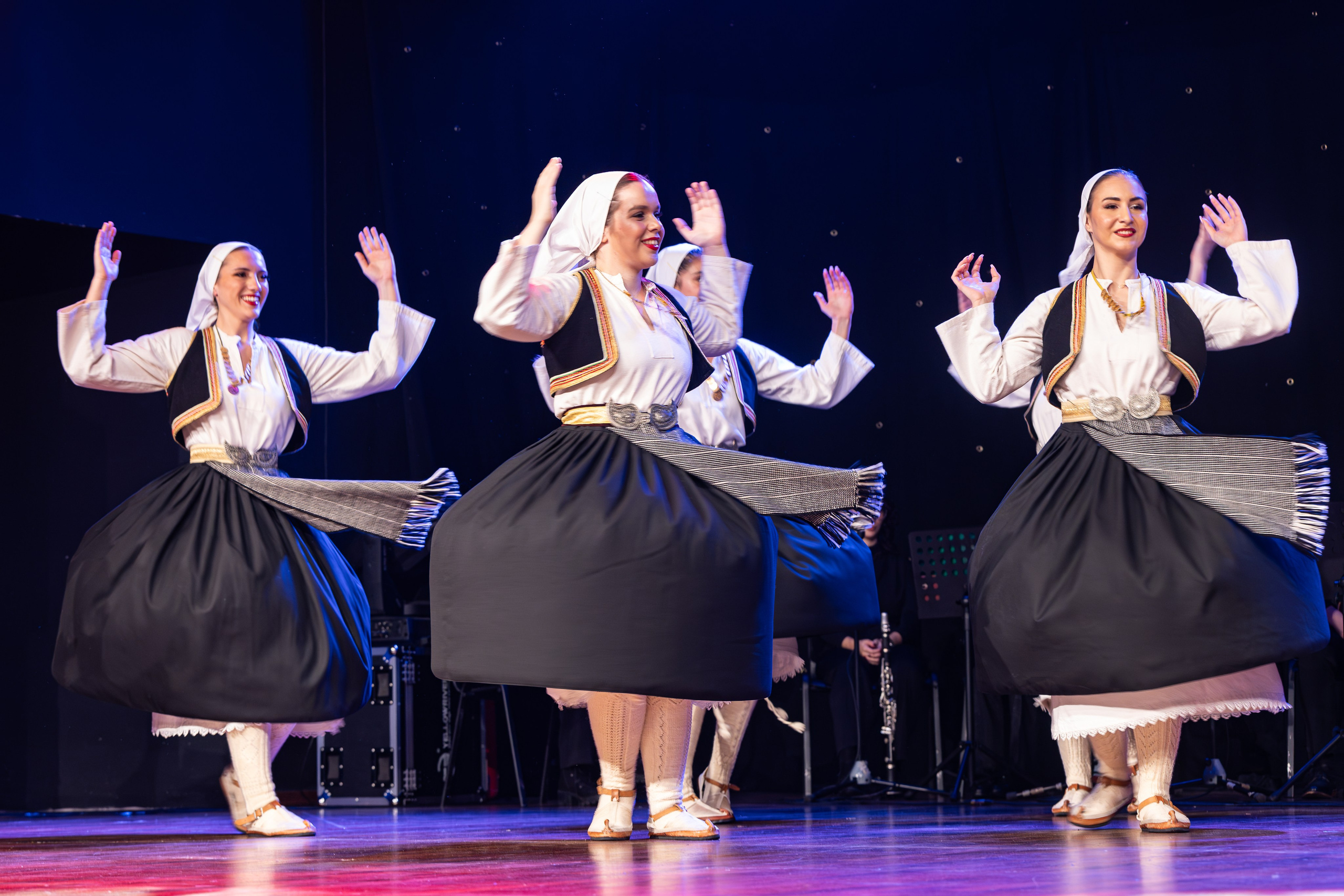 Folklorni scenski nastup članova RKUD Proleter tokom koncerta u Domu Mladih.