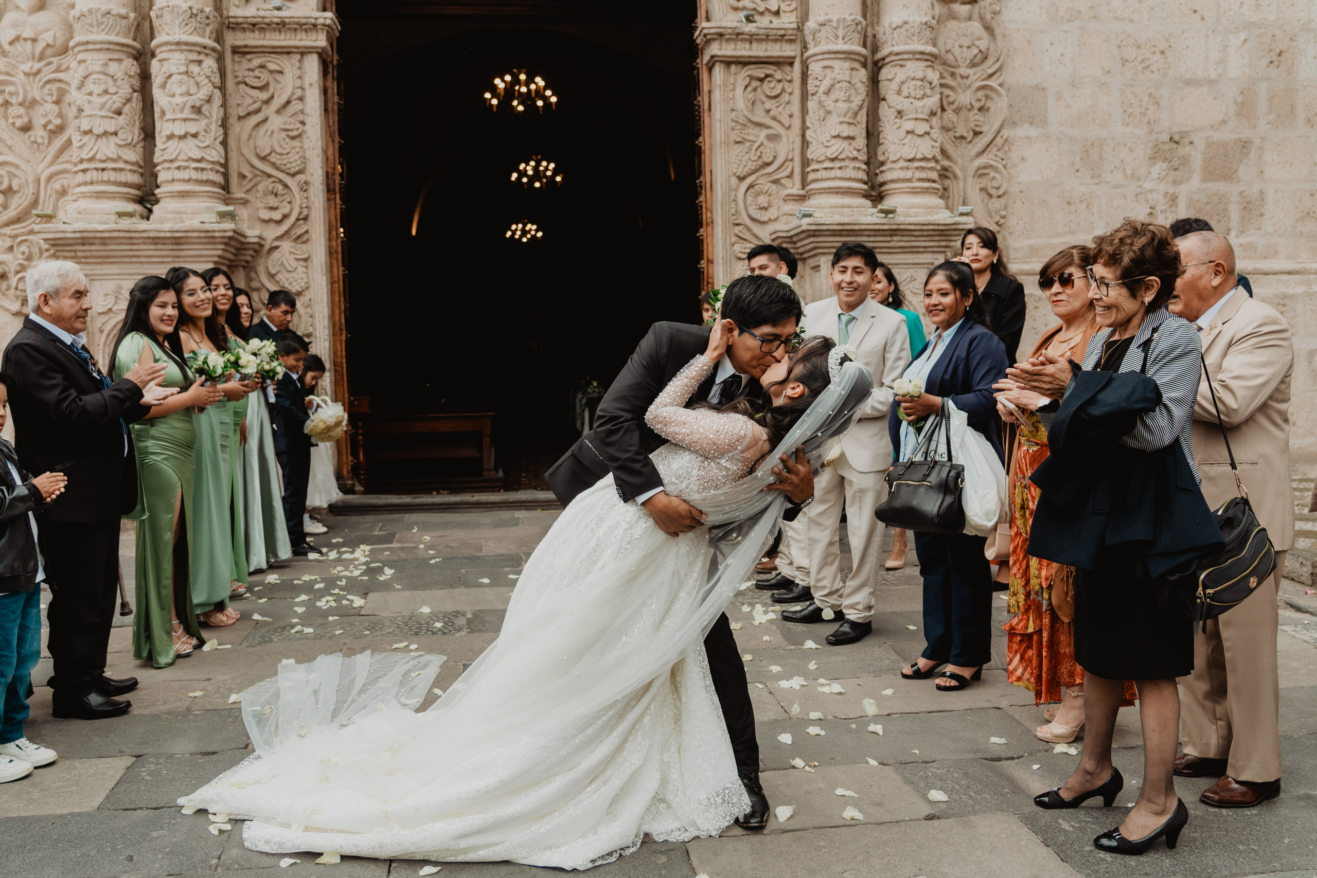 FERNANDO + MARIBEL | BODA RELIGIOSA. Studio KVTA | Fotografía y Video de Bodas en Arequipa