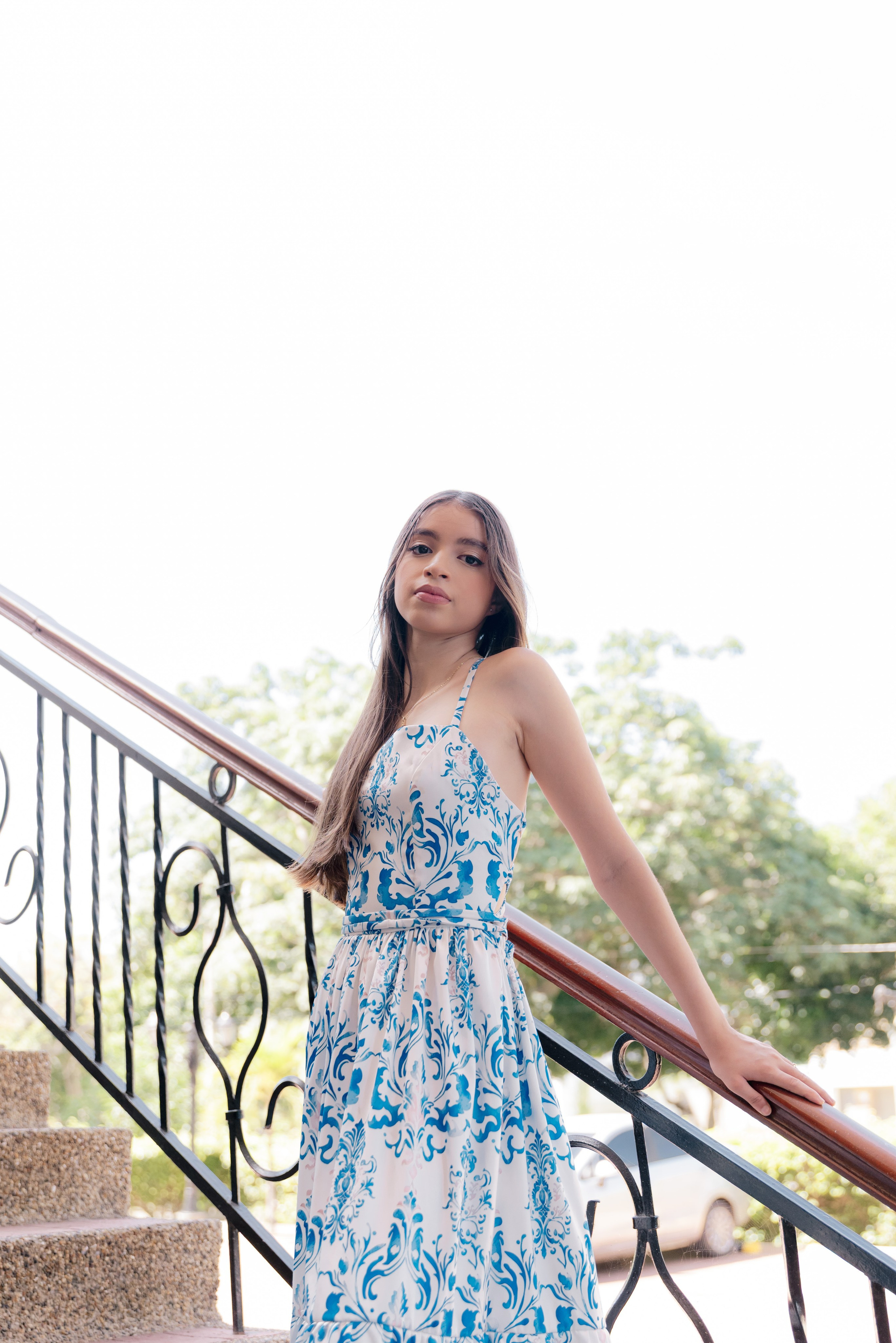 Sesión fotográfica quinceañera en escaleras exteriores luz natural profesional BanderArt Colombia