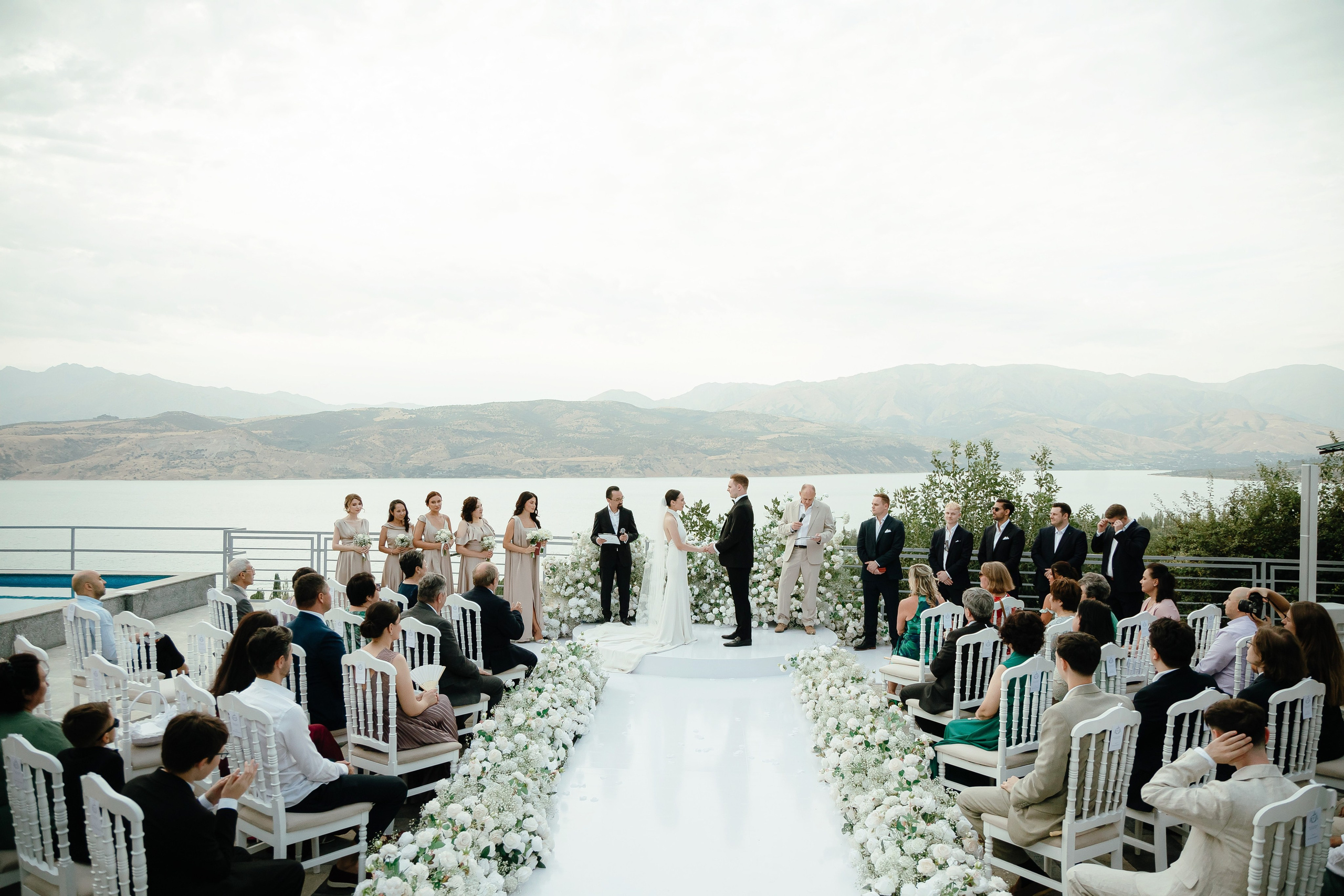 Thomas & Suyumbika. Главная