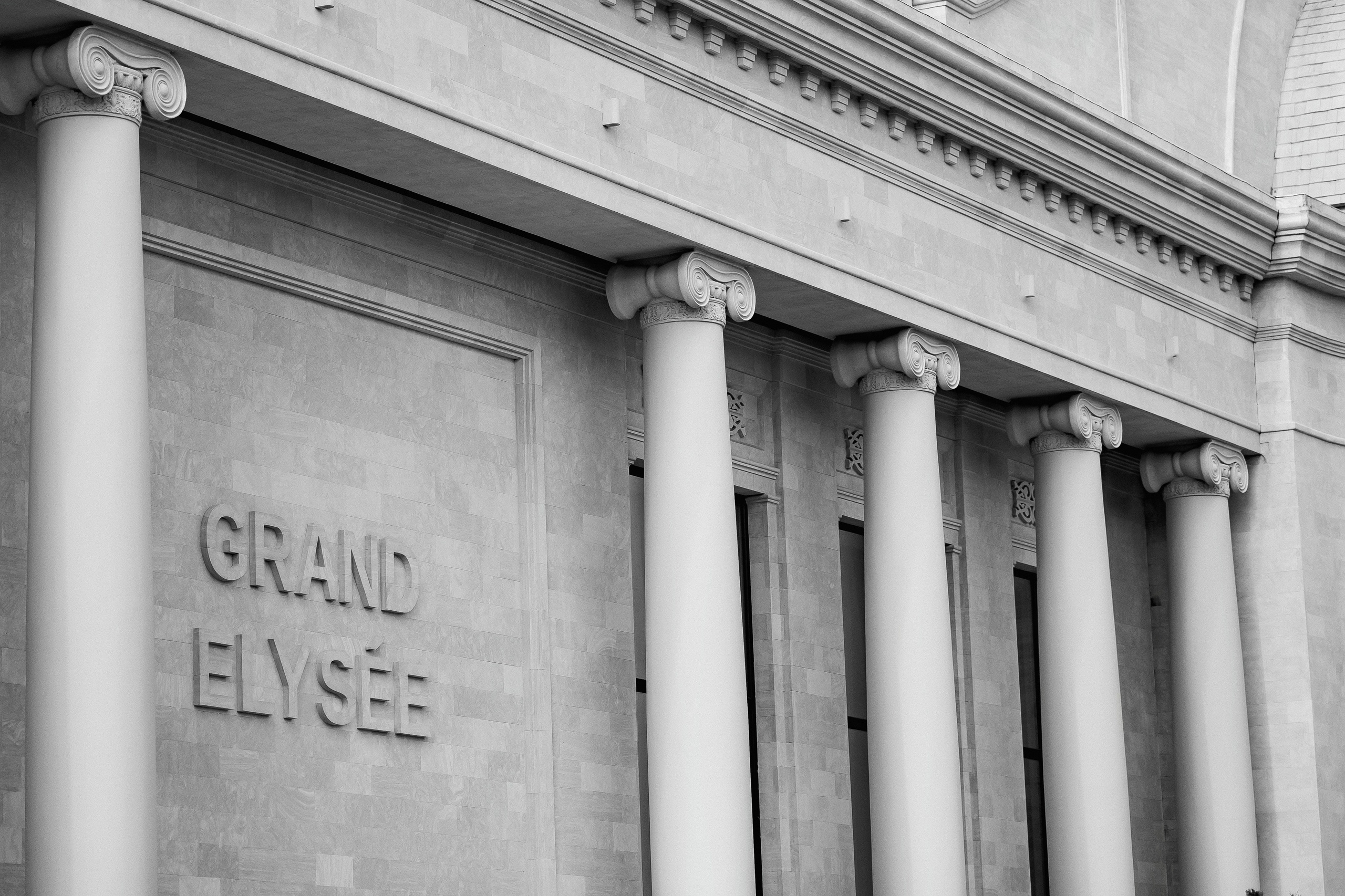 Eugen & Livia — Grand Elysee — Wedding Day. Servicii Foto și Video 067188353