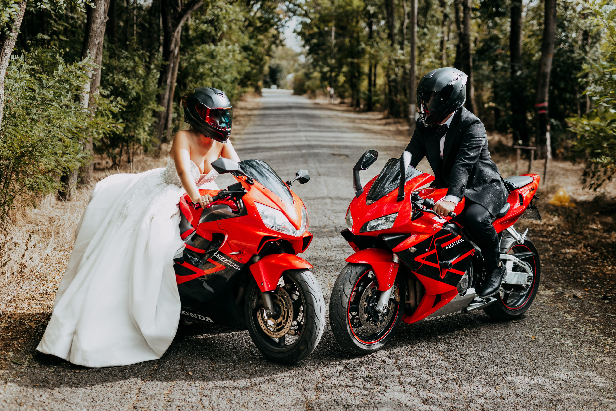 Trash the Dress cu motocicliști — ședință foto de poveste. Lucian Dedeu — Fotograf de nuntă și eveniment