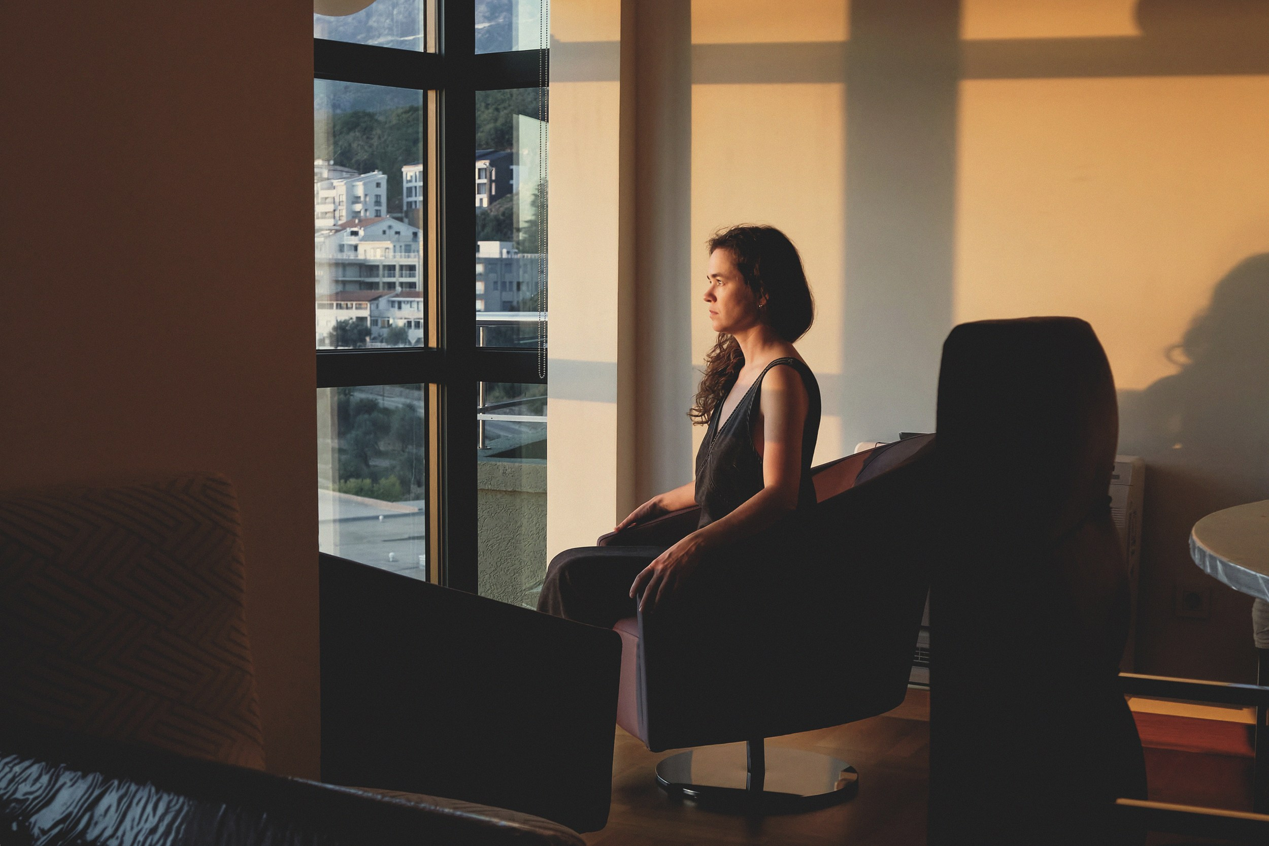 «Ожидание». Евгения. Вдохновляясь творчеством Эдварда Хоппера. Портретный фотограф Алена Новгородцева