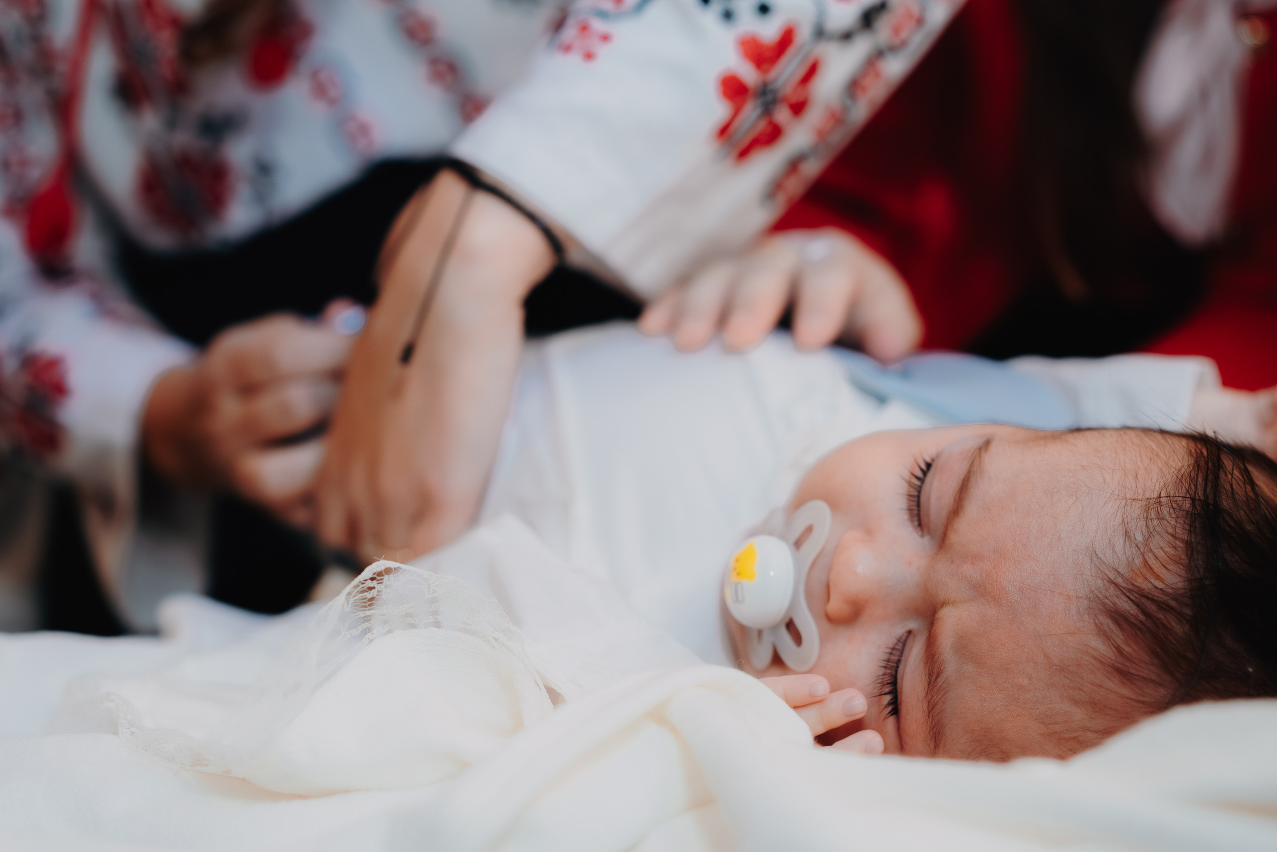 Moment de pace și odihnă perfectă în timpul botezului lui Arthur Mihail. Pruncul, cu suzeta în gură, pare că doarme liniștit pe masa sfântă, înfășat în prosop. O imagine calmă și pură, întrerupând solemnitatea cu un detaliu cotidian și dulce.